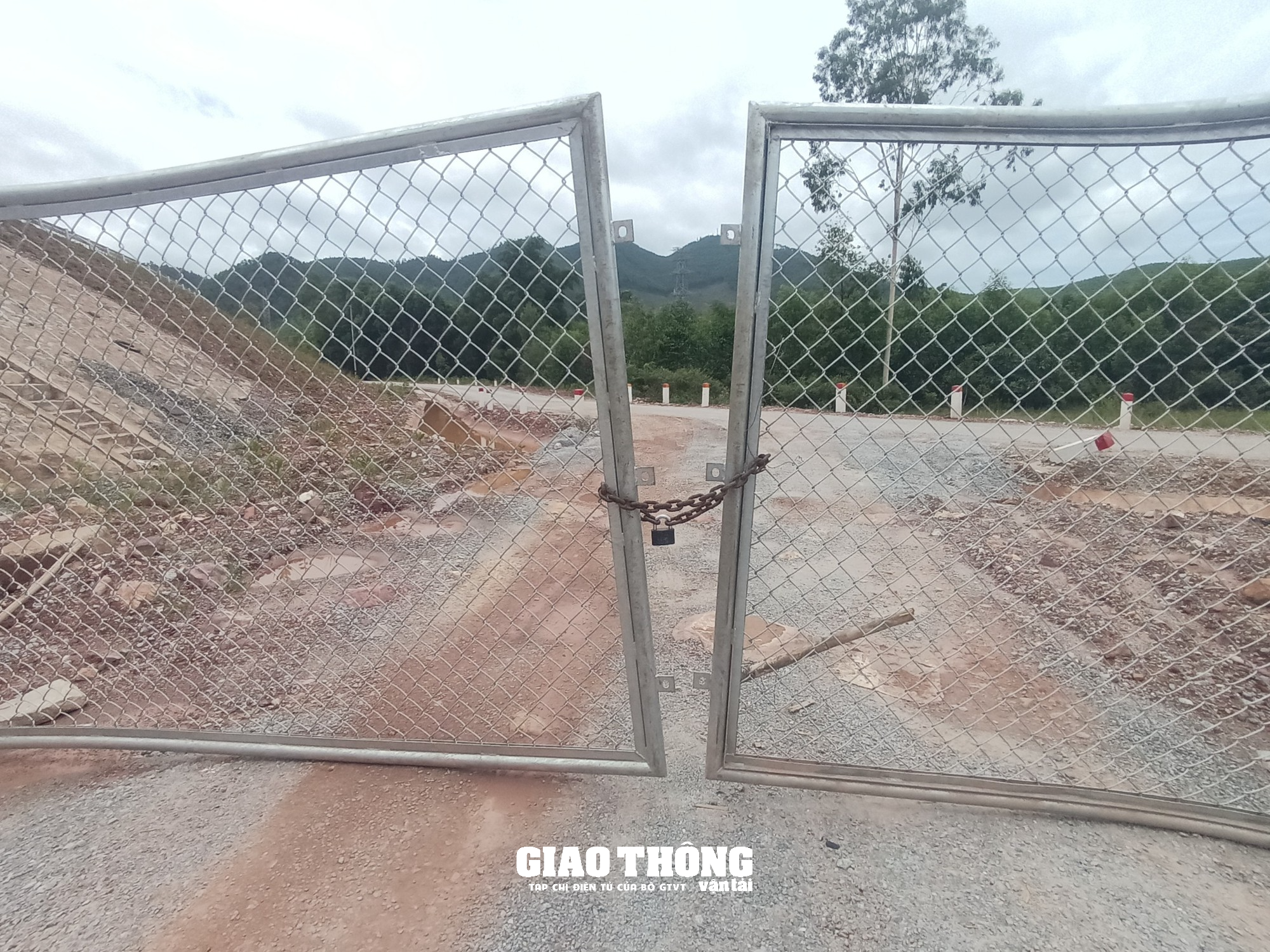 Báo động nạn tháo dỡ rào chắn tuyến cao tốc Cam Lộ-La Sơn - Ảnh 8.