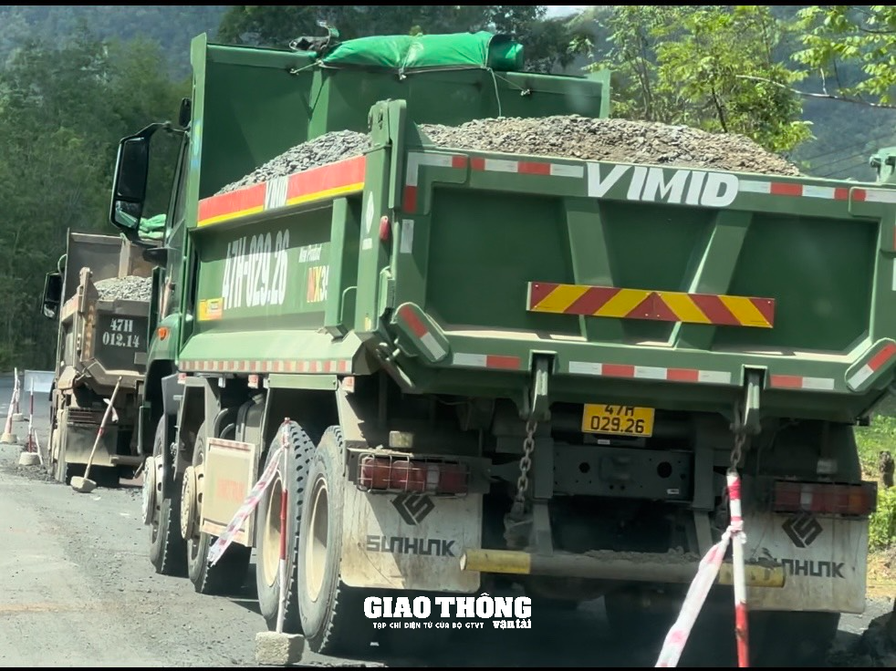 Xe ben hàng chục tấn chở đá rầm rập qua cầu 10 tấn ở Đắk Lắk - Ảnh 1.