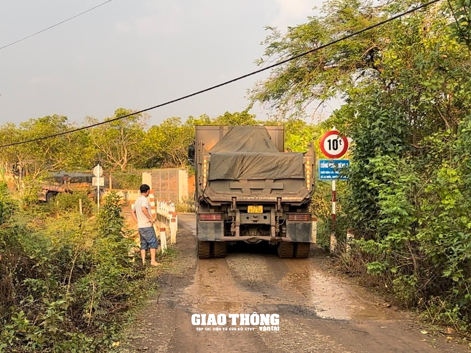 Xe ben hàng chục tấn chở đá rầm rập qua cầu 10 tấn ở Đắk Lắk - Ảnh 2.