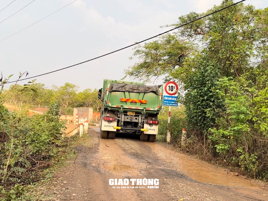 Xe ben hàng chục tấn chở đá rầm rập qua cầu 10 tấn ở Đắk Lắk - Ảnh 7.