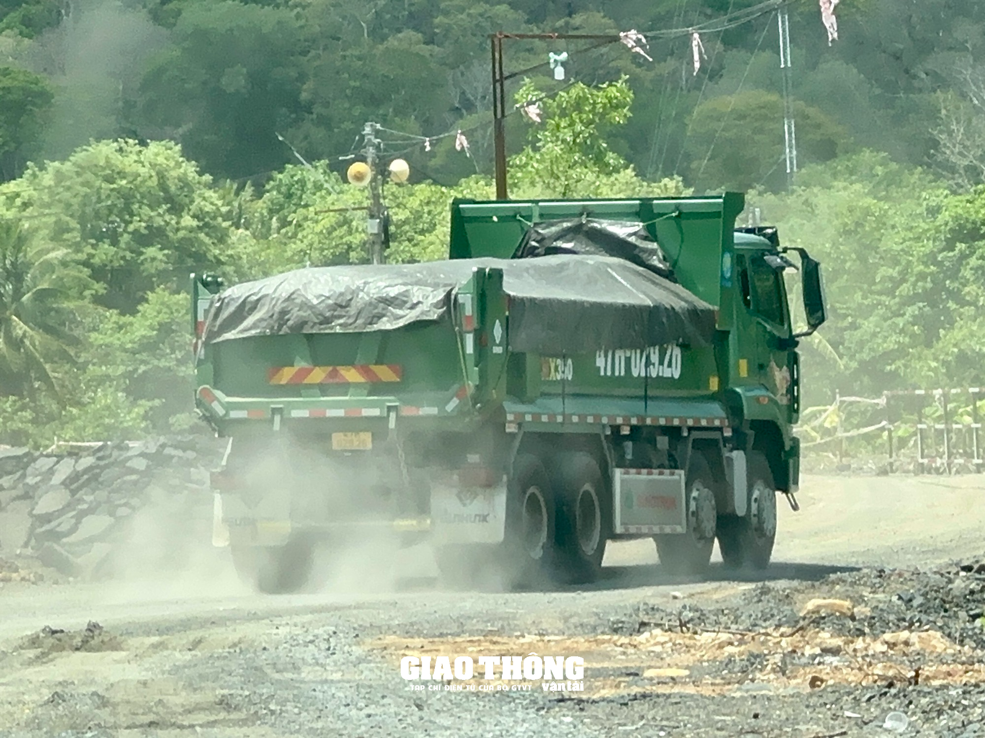 Xe ben hàng chục tấn chở đá rầm rập qua cầu 10 tấn ở Đắk Lắk - Ảnh 8.