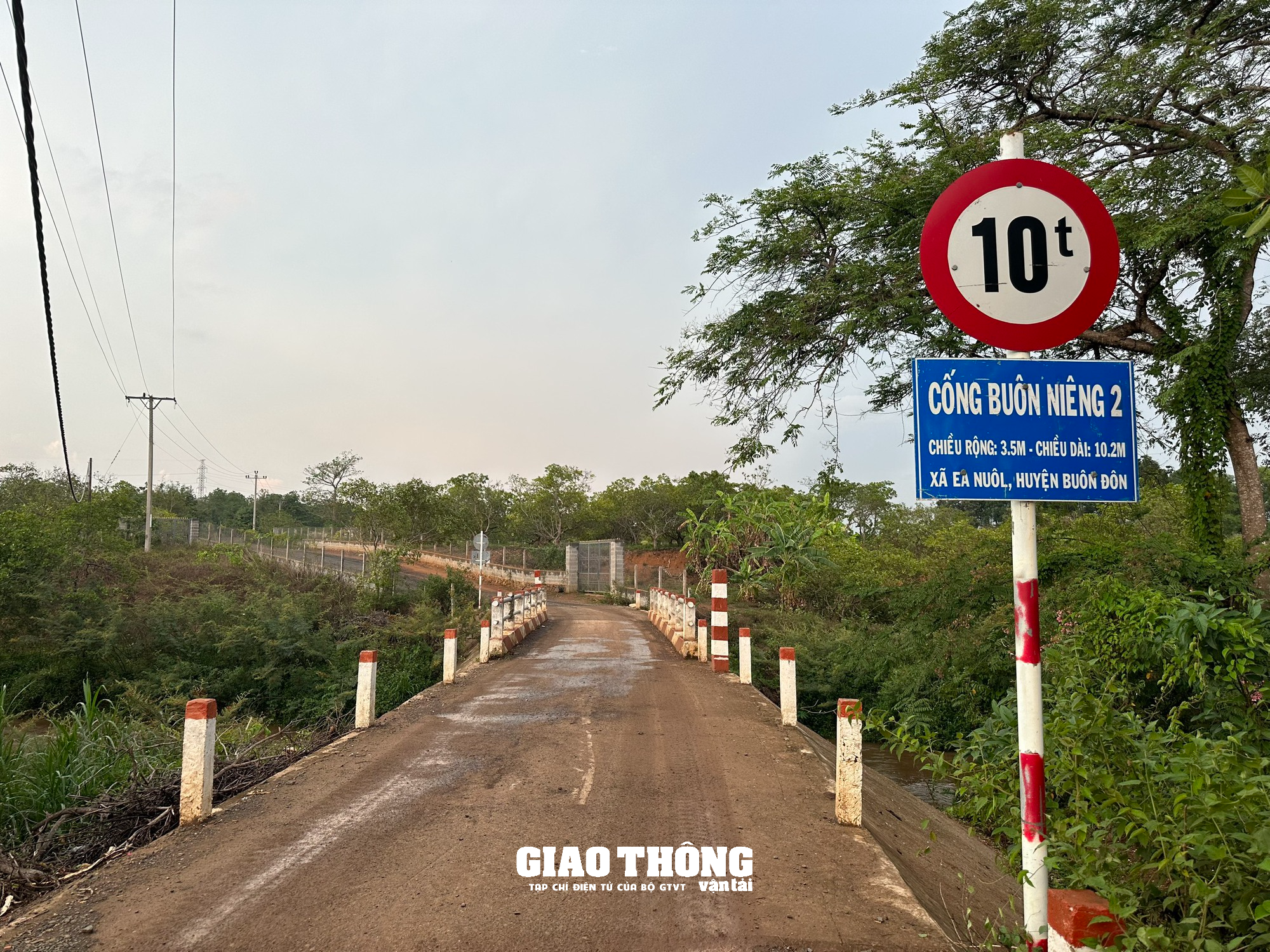 Xe ben hàng chục tấn chở đá rầm rập qua cầu 10 tấn ở Đắk Lắk - Ảnh 9.