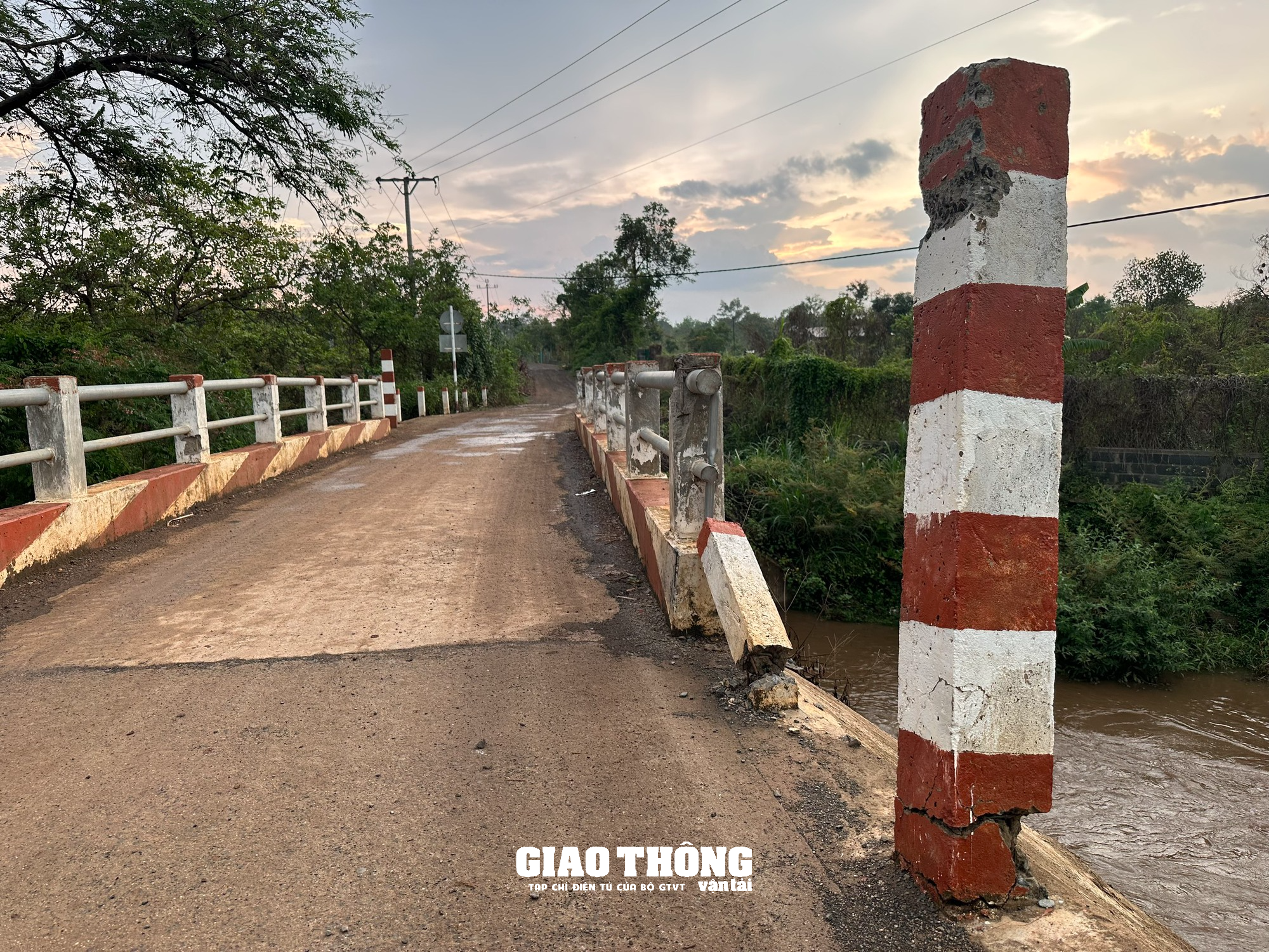 Xe ben hàng chục tấn chở đá rầm rập qua cầu 10 tấn ở Đắk Lắk - Ảnh 10.