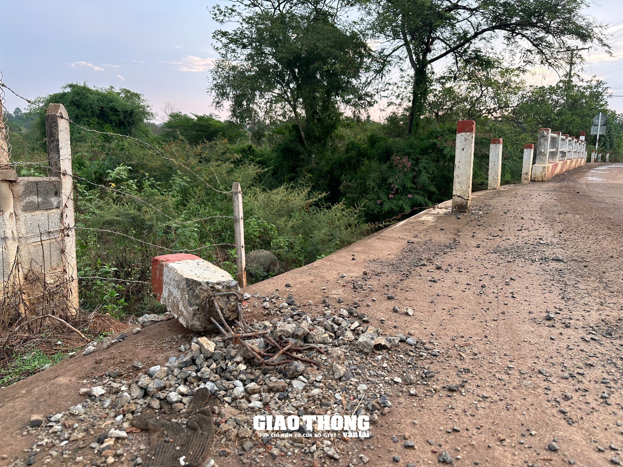 Xe ben hàng chục tấn chở đá rầm rập qua cầu 10 tấn ở Đắk Lắk - Ảnh 11.