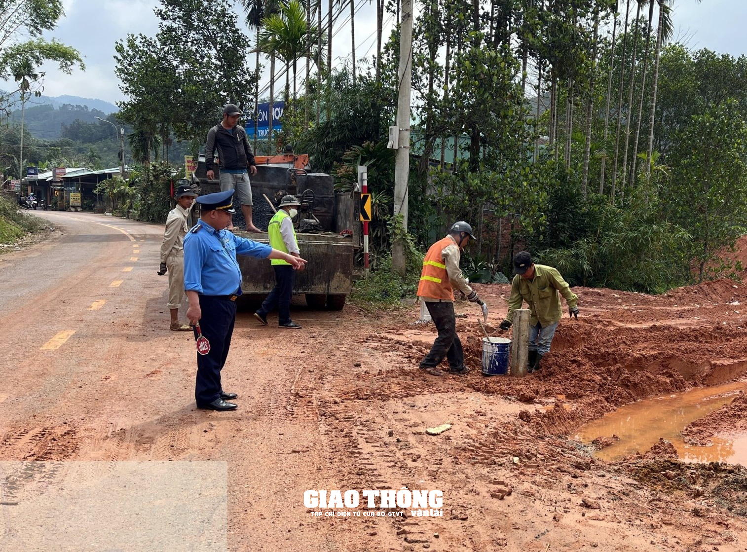 Ngăn chặn, xử lý nghiêm các trường hợp vi phạm hành lang đường bộ QL14G Quảng Nam - Ảnh 2. Ngăn chặn, xử lý nghiêm các trường hợp vi phạm hành lang đường bộ QL14G Quảng Nam - Ảnh 2.