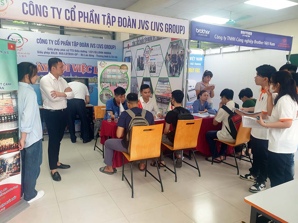 Hơn 500 sinh viên Trường Đại học Công nghệ GTVT nhận bằng tốt nghiệp năm học 2022 - 2023 - Ảnh 3.