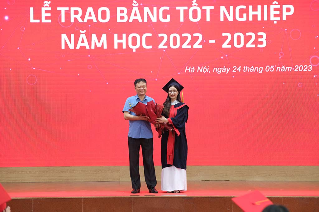 Hơn 500 sinh viên Trường Đại học Công nghệ GTVT nhận bằng tốt nghiệp năm học 2022 - 2023 - Ảnh 2.