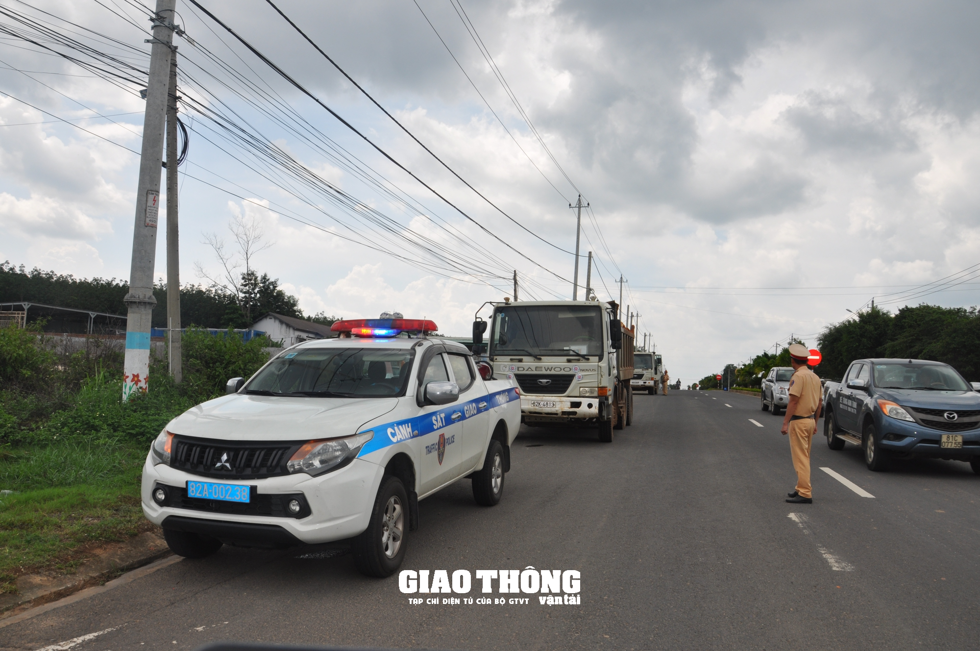 CSGT Kon Tum, Gia Lai quyết liệt xử lý quá tải trên tuyến QL14, QL19 - Ảnh 2.