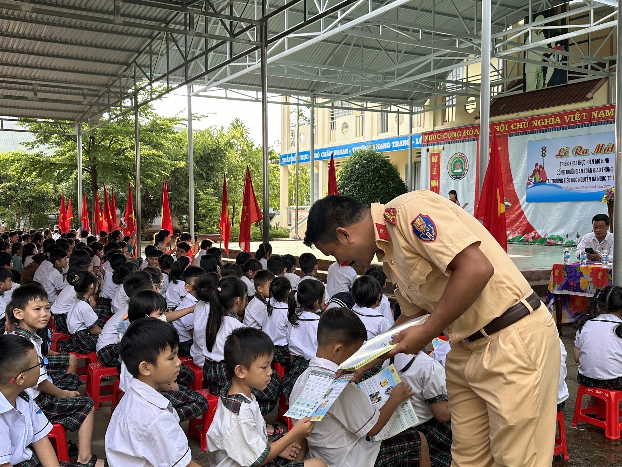 CSGT Đắk Lắk triển khai mô hình "Cổng trường an toàn giao thông" - Ảnh 1.