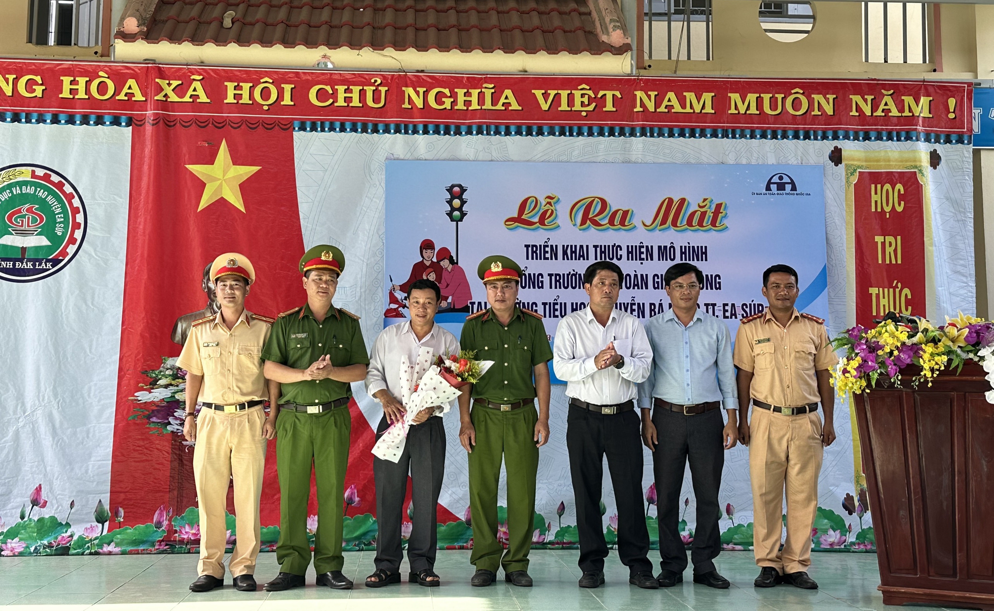 CSGT Đắk Lắk triển khai mô hình "Cổng trường an toàn giao thông" - Ảnh 2.