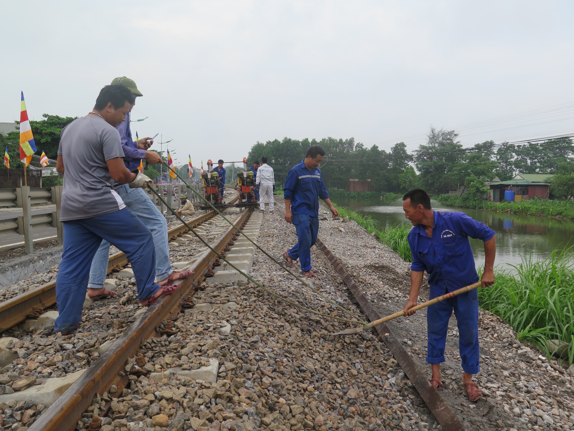 Ảnh: Công nhân đường sắt nhận quà đặc biệt trong Tháng Công nhân 2023 - Ảnh 1.