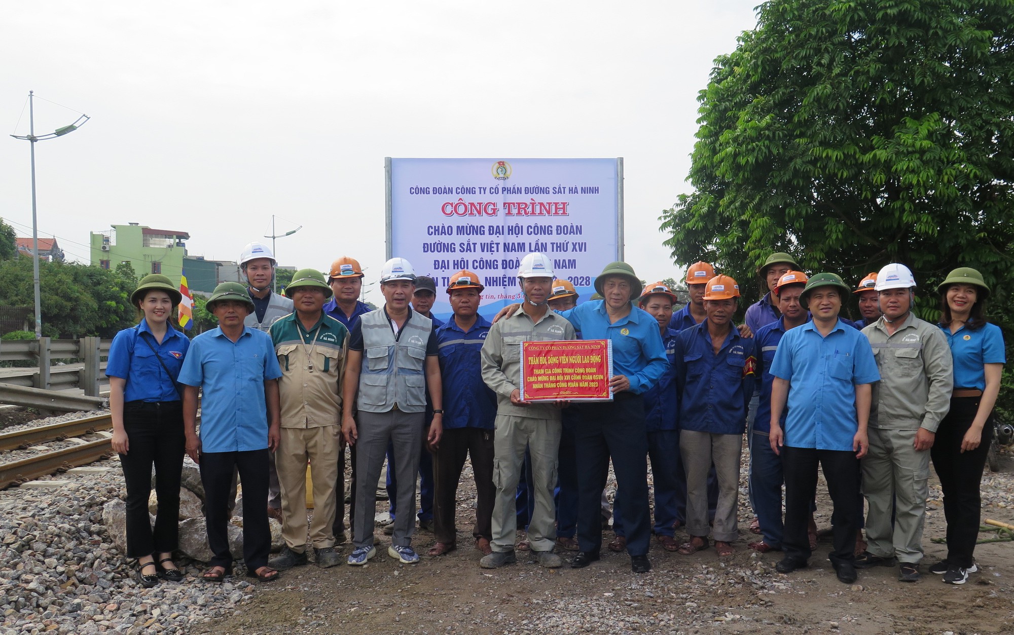 Ảnh: Công nhân đường sắt nhận quà đặc biệt trong Tháng Công nhân 2023 - Ảnh 2.