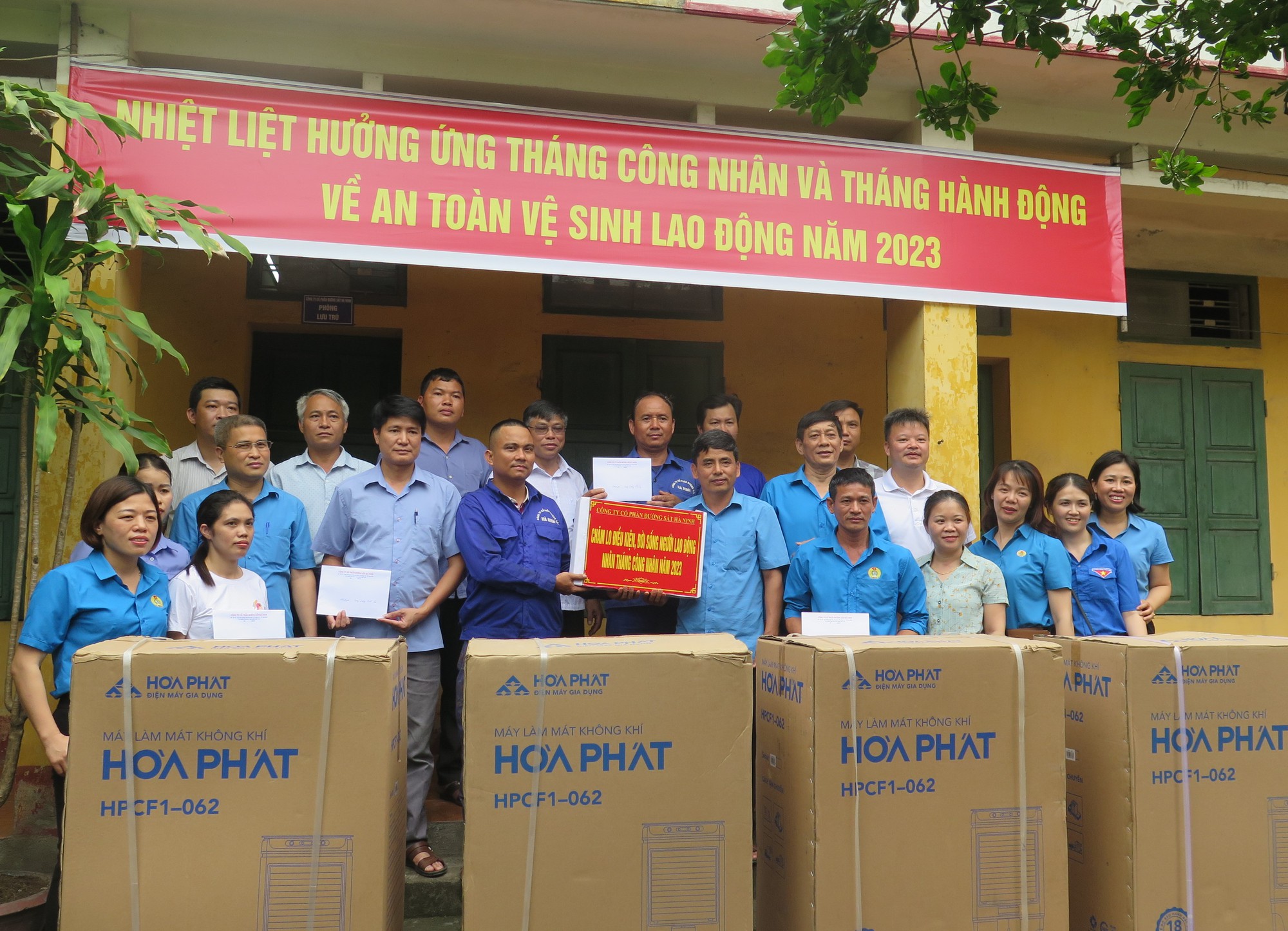 Ảnh: Công nhân đường sắt nhận quà đặc biệt trong Tháng Công nhân 2023 - Ảnh 3.