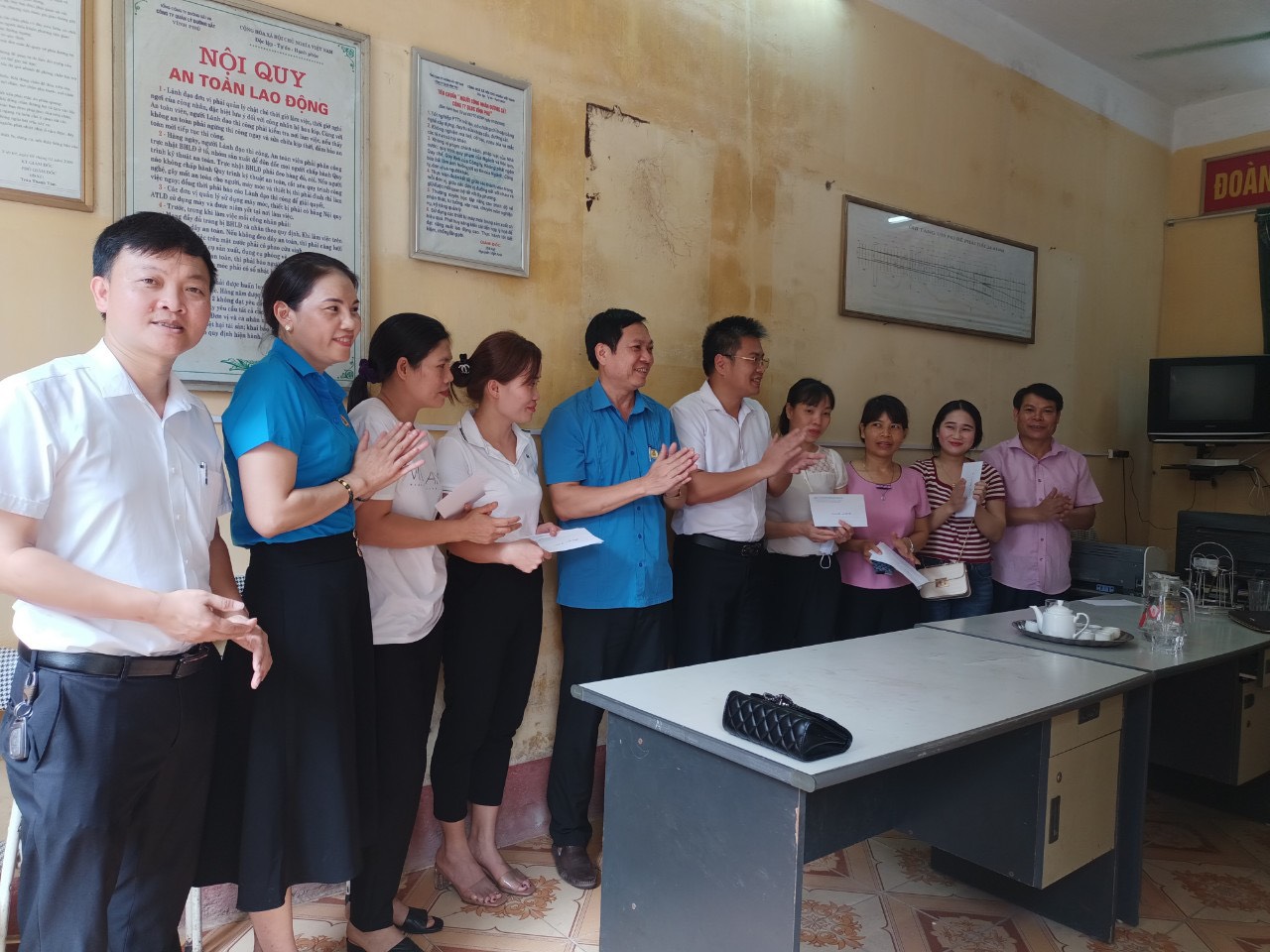 Ảnh: Công nhân đường sắt nhận quà đặc biệt trong Tháng Công nhân 2023 - Ảnh 10.