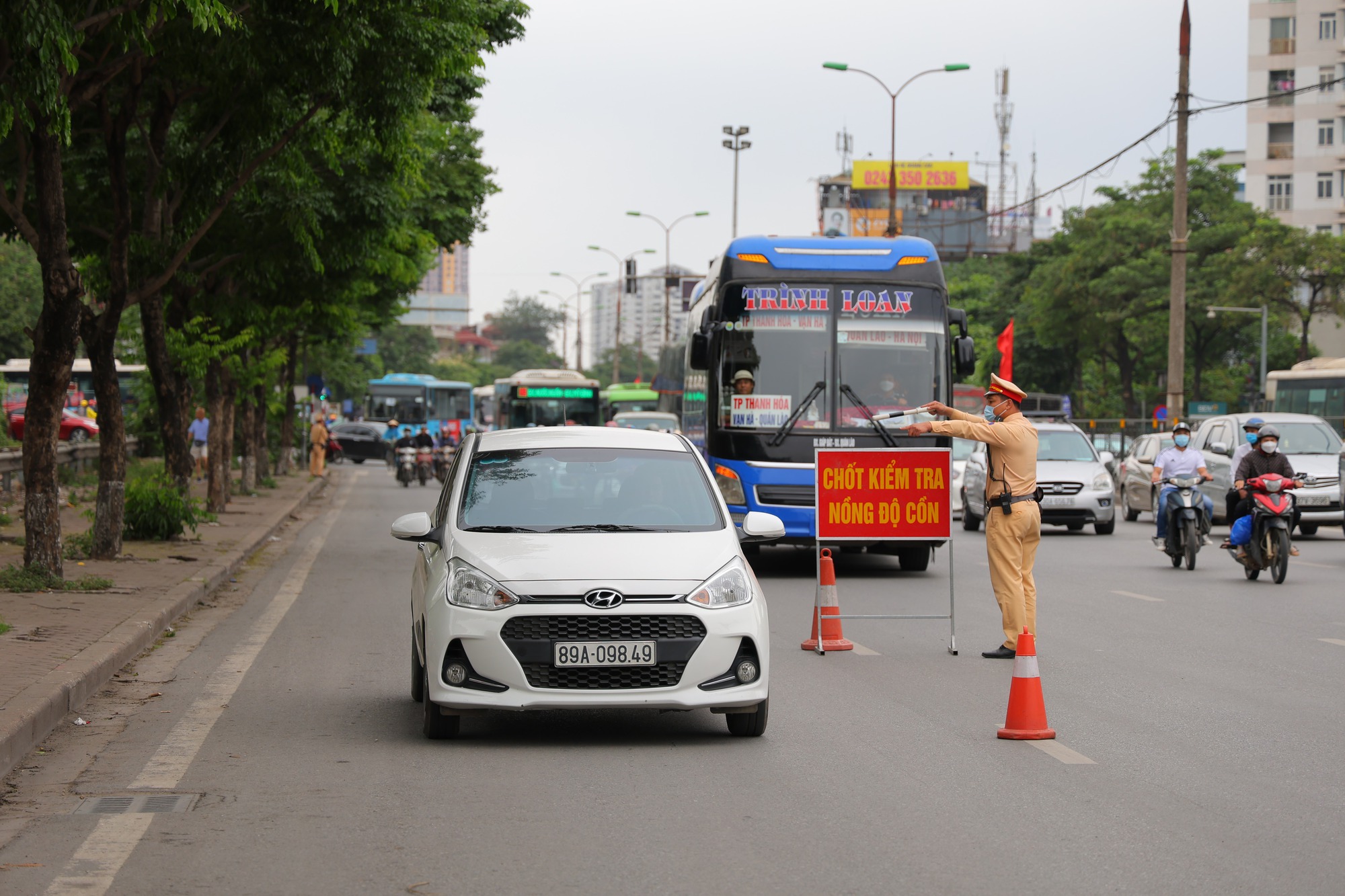 CSGT phối hợp hướng dẫn phân luồng từ xa đảm bảo nhân dân về Thủ đô sau nghỉ Lễ - Ảnh 3.