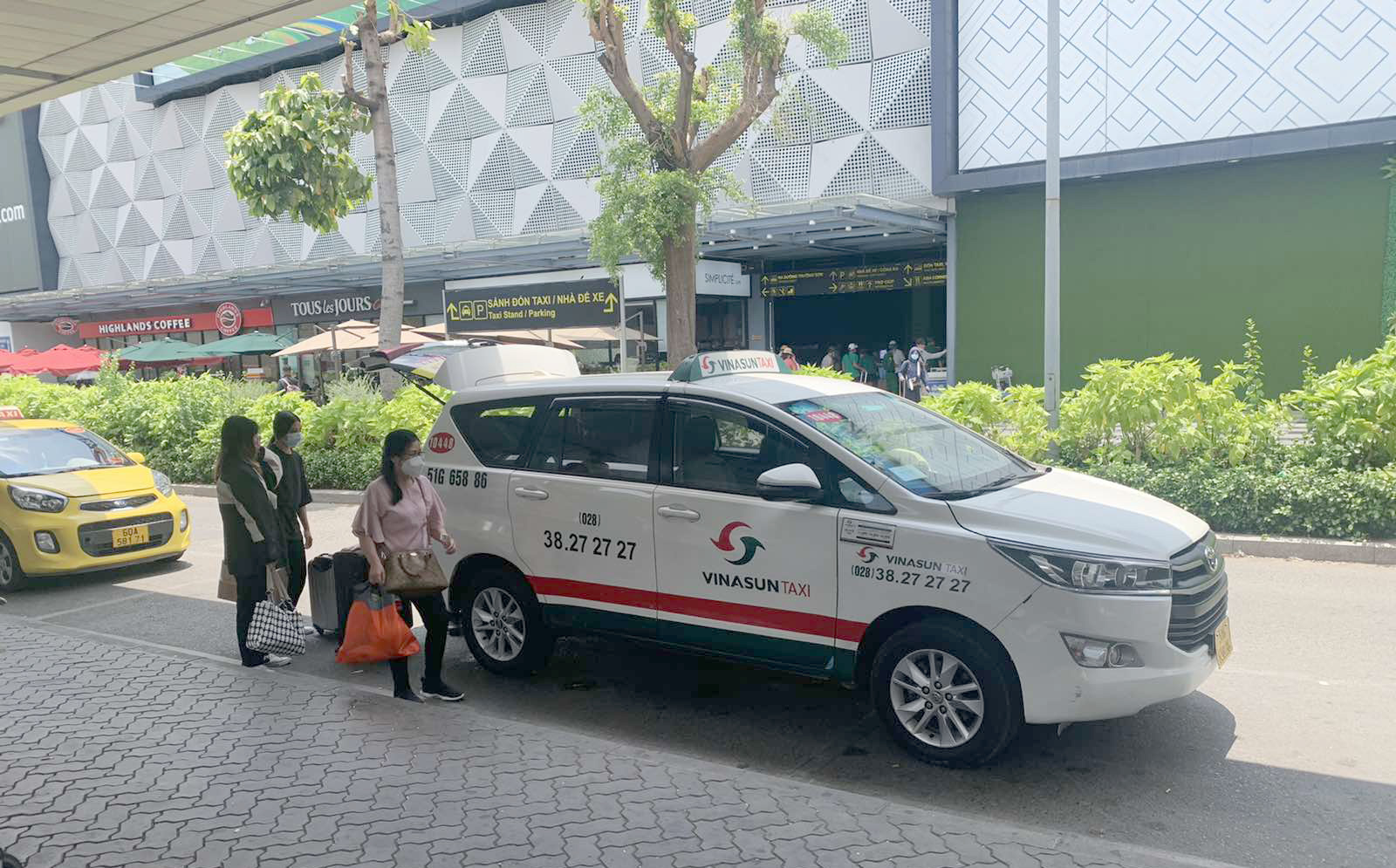 TP.HCM người dân ùn ùn quay lại sau lễ, sân bay Tân Sơn Nhất đón hơn 129.000 khách - Ảnh 8.