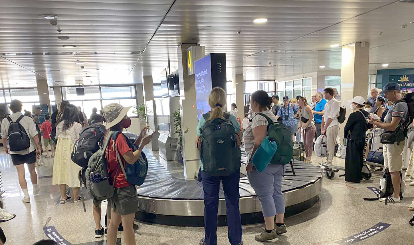 TP.HCM người dân ùn ùn quay lại sau lễ, sân bay Tân Sơn Nhất đón hơn 129.000 khách - Ảnh 3.