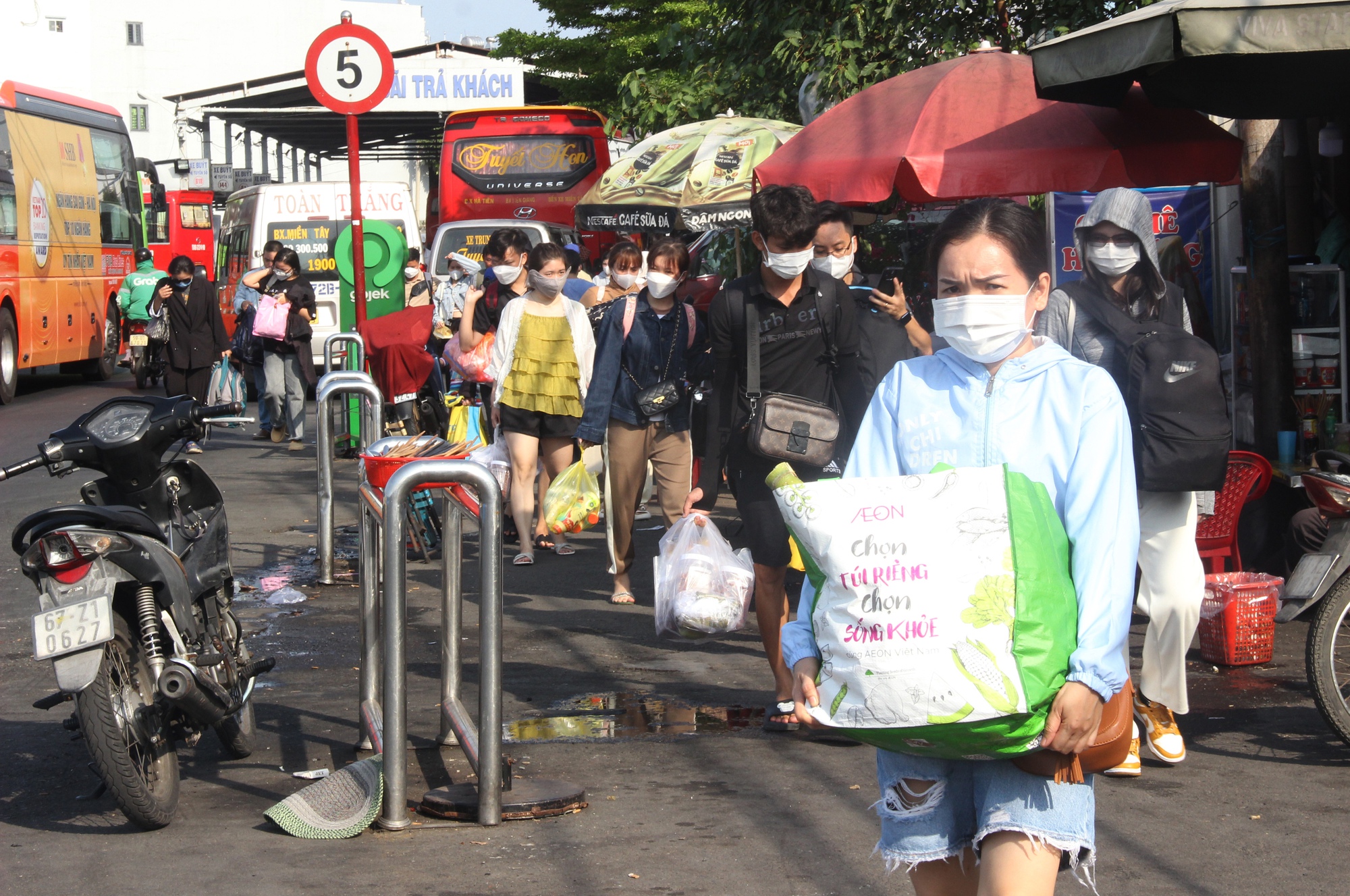 Người dân lỉnh kỉnh đồ đạc quay lại TP.HCM sau kỳ nghỉ lễ - Ảnh 10.