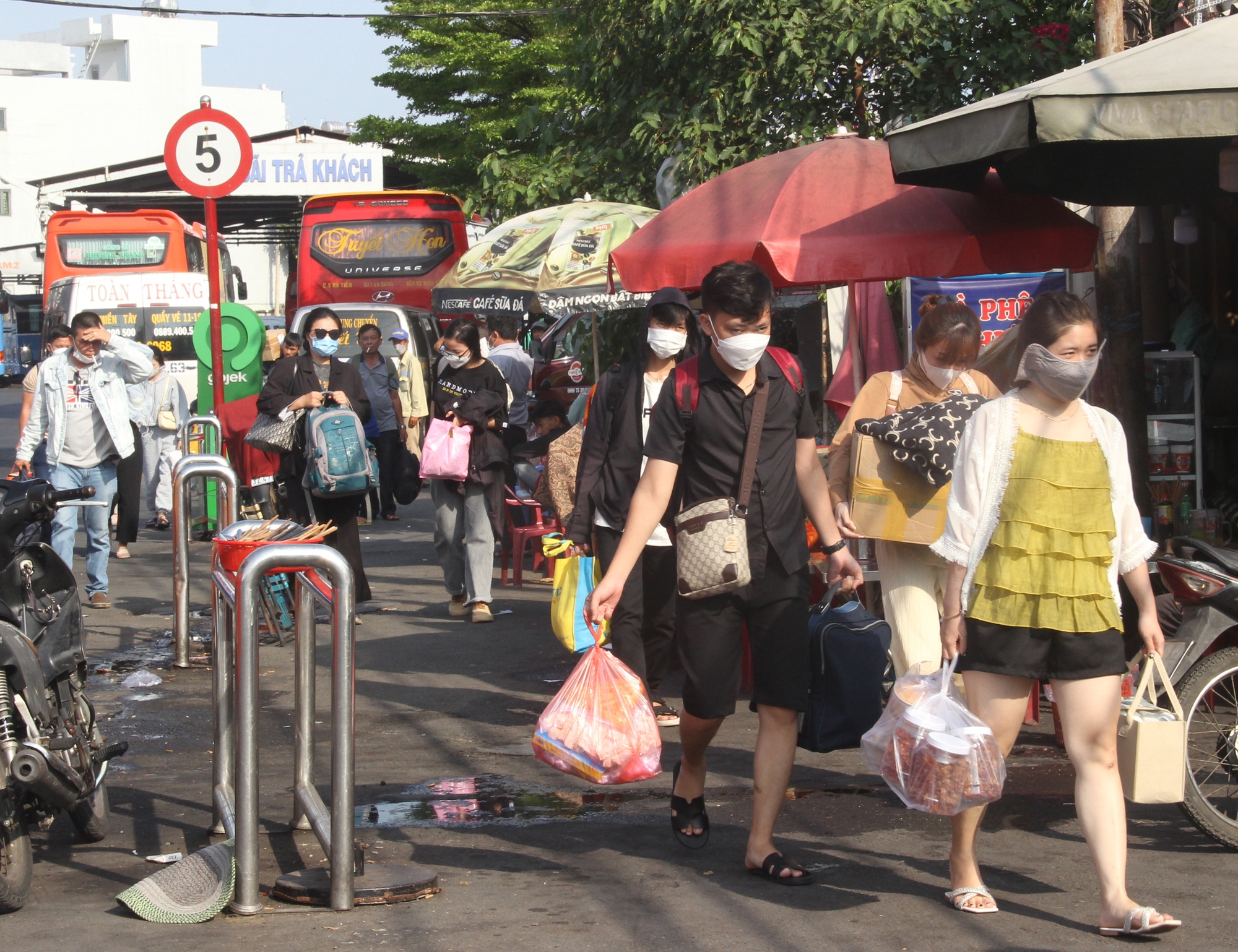 Người dân lỉnh kỉnh đồ đạc quay lại TP.HCM sau kỳ nghỉ lễ - Ảnh 11.