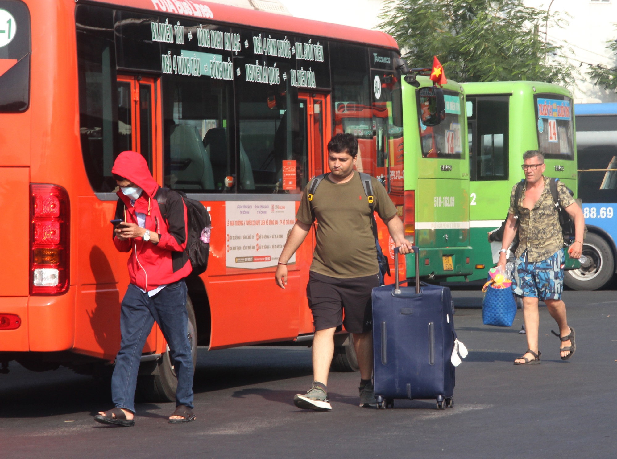 Người dân lỉnh kỉnh đồ đạc quay lại TP.HCM sau kỳ nghỉ lễ - Ảnh 15.