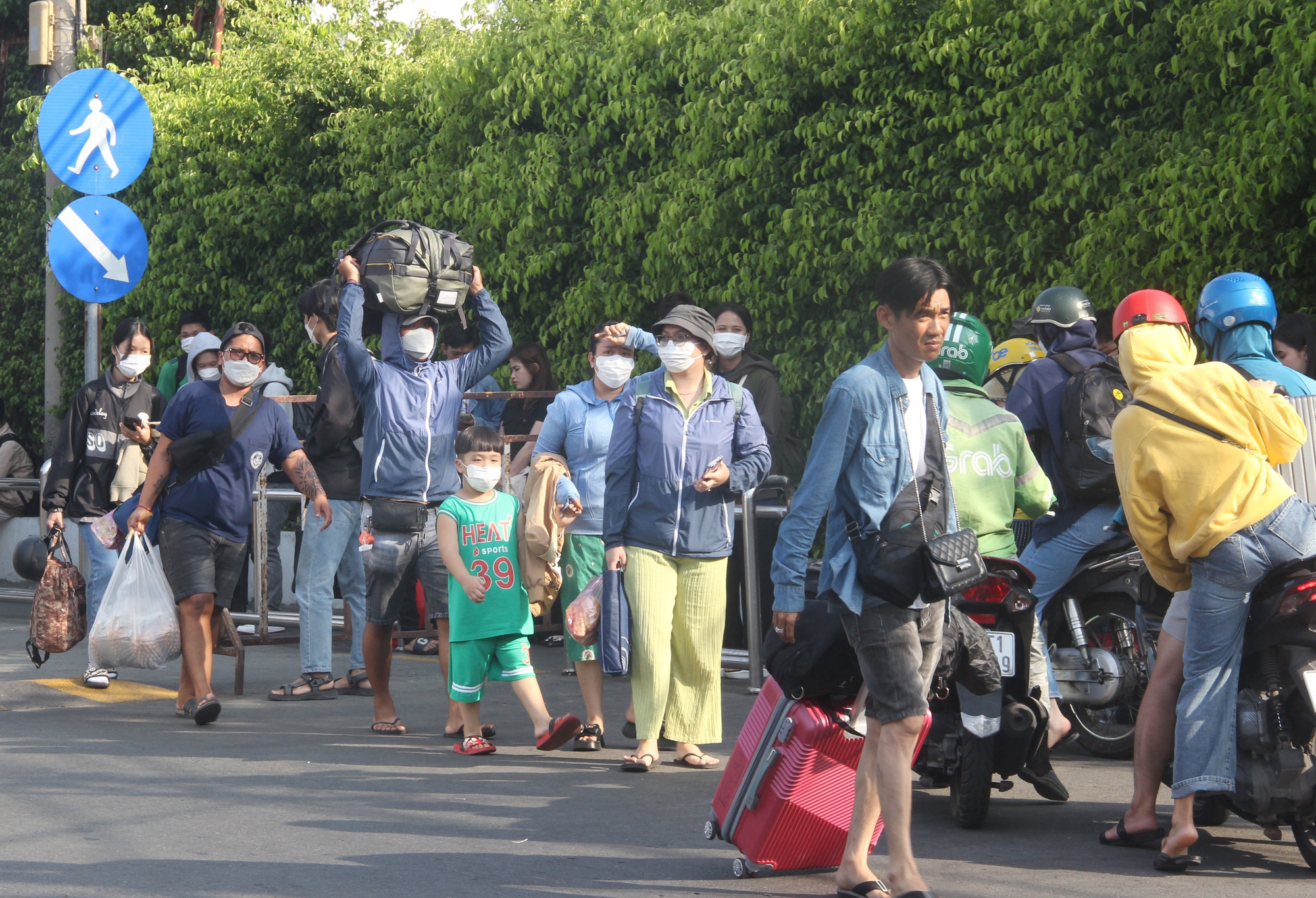 Người dân lỉnh kỉnh đồ đạc quay lại TP.HCM sau kỳ nghỉ lễ - Ảnh 13.