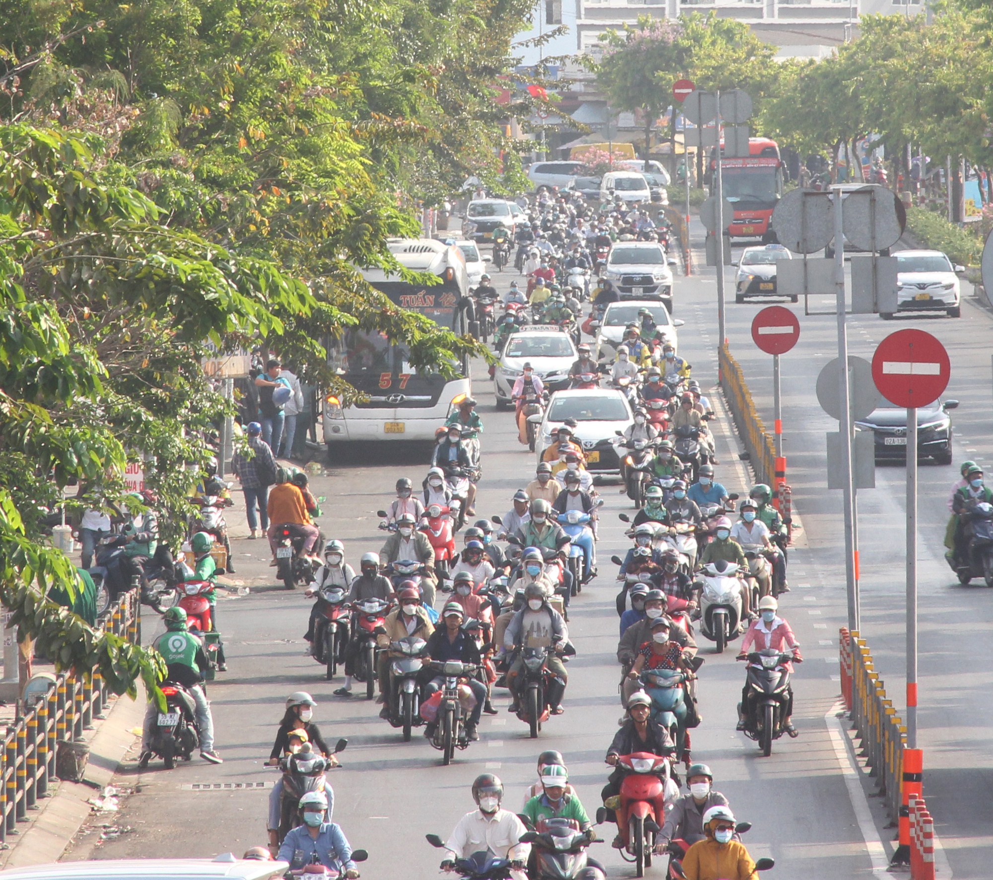 Người dân lỉnh kỉnh đồ đạc quay lại TP.HCM sau kỳ nghỉ lễ - Ảnh 1.