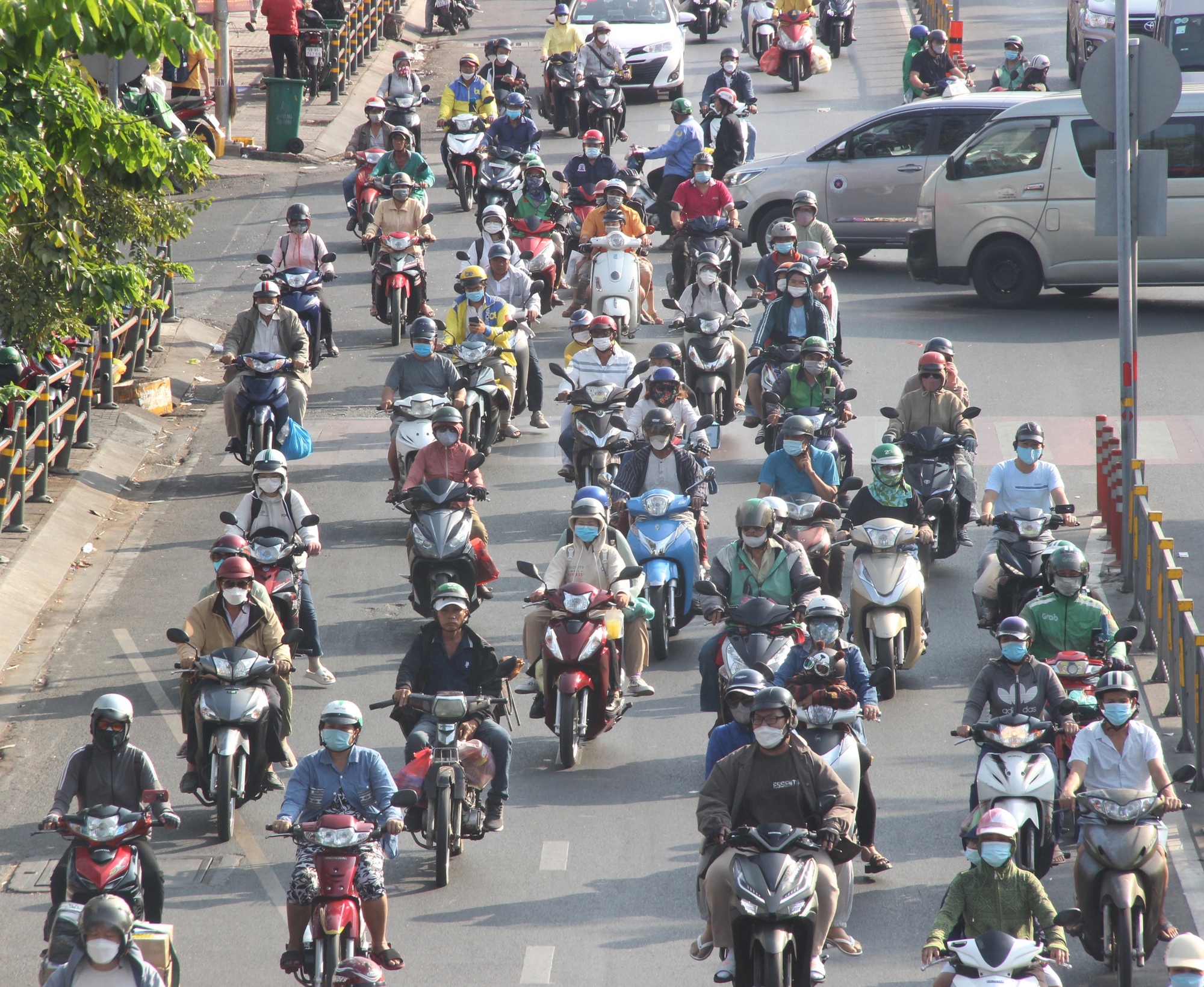 Người dân lỉnh kỉnh đồ đạc quay lại TP.HCM sau kỳ nghỉ lễ - Ảnh 2.