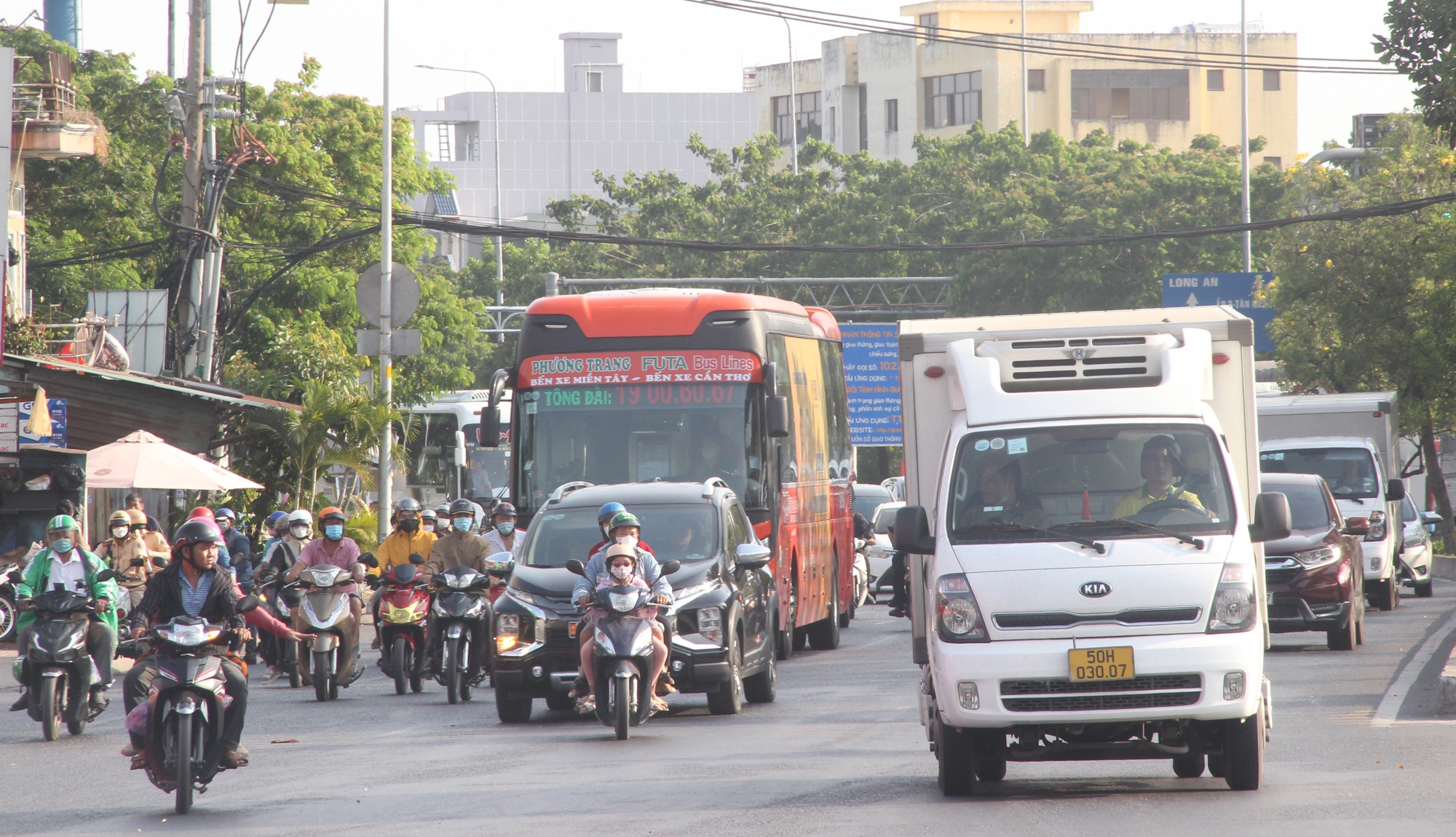 Người dân lỉnh kỉnh đồ đạc quay lại TP.HCM sau kỳ nghỉ lễ - Ảnh 3.