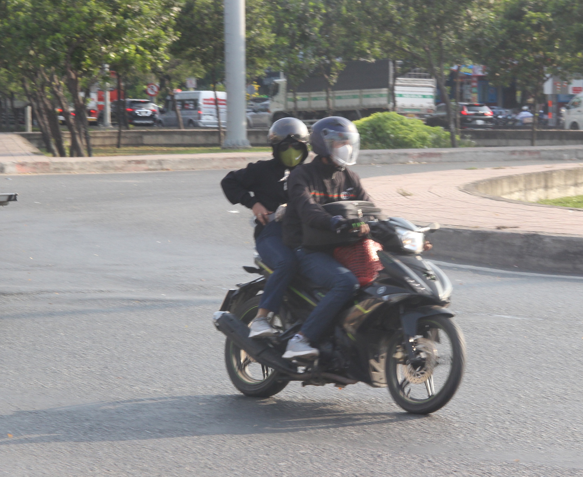 Người dân lỉnh kỉnh đồ đạc quay lại TP.HCM sau kỳ nghỉ lễ - Ảnh 8.