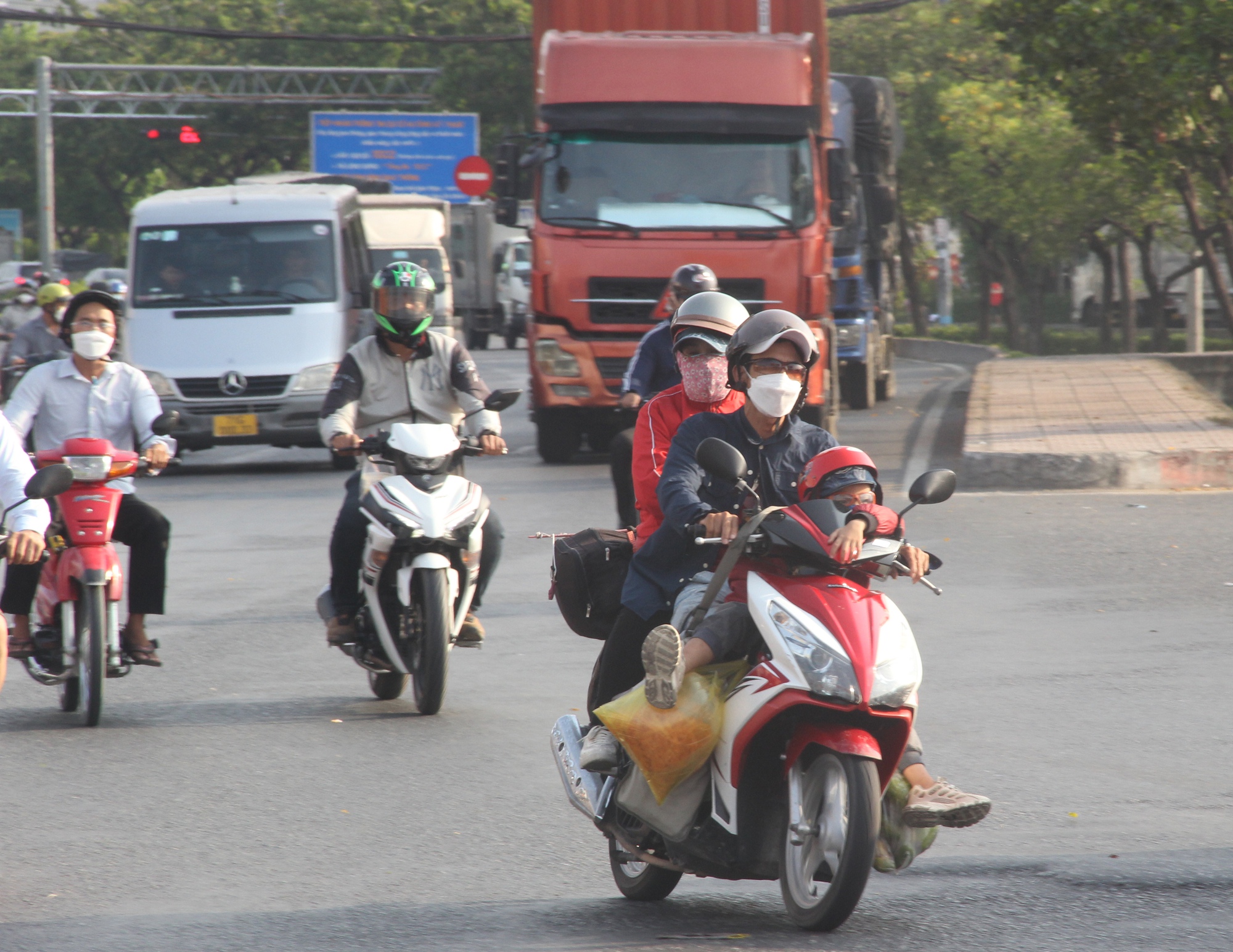 Người dân lỉnh kỉnh đồ đạc quay lại TP.HCM sau kỳ nghỉ lễ - Ảnh 7.