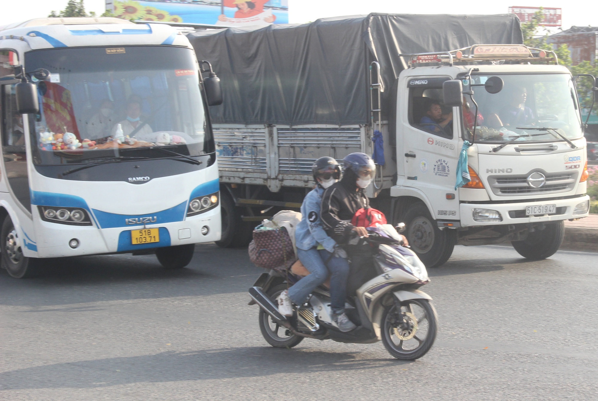 Người dân lỉnh kỉnh đồ đạc quay lại TP.HCM sau kỳ nghỉ lễ - Ảnh 5.