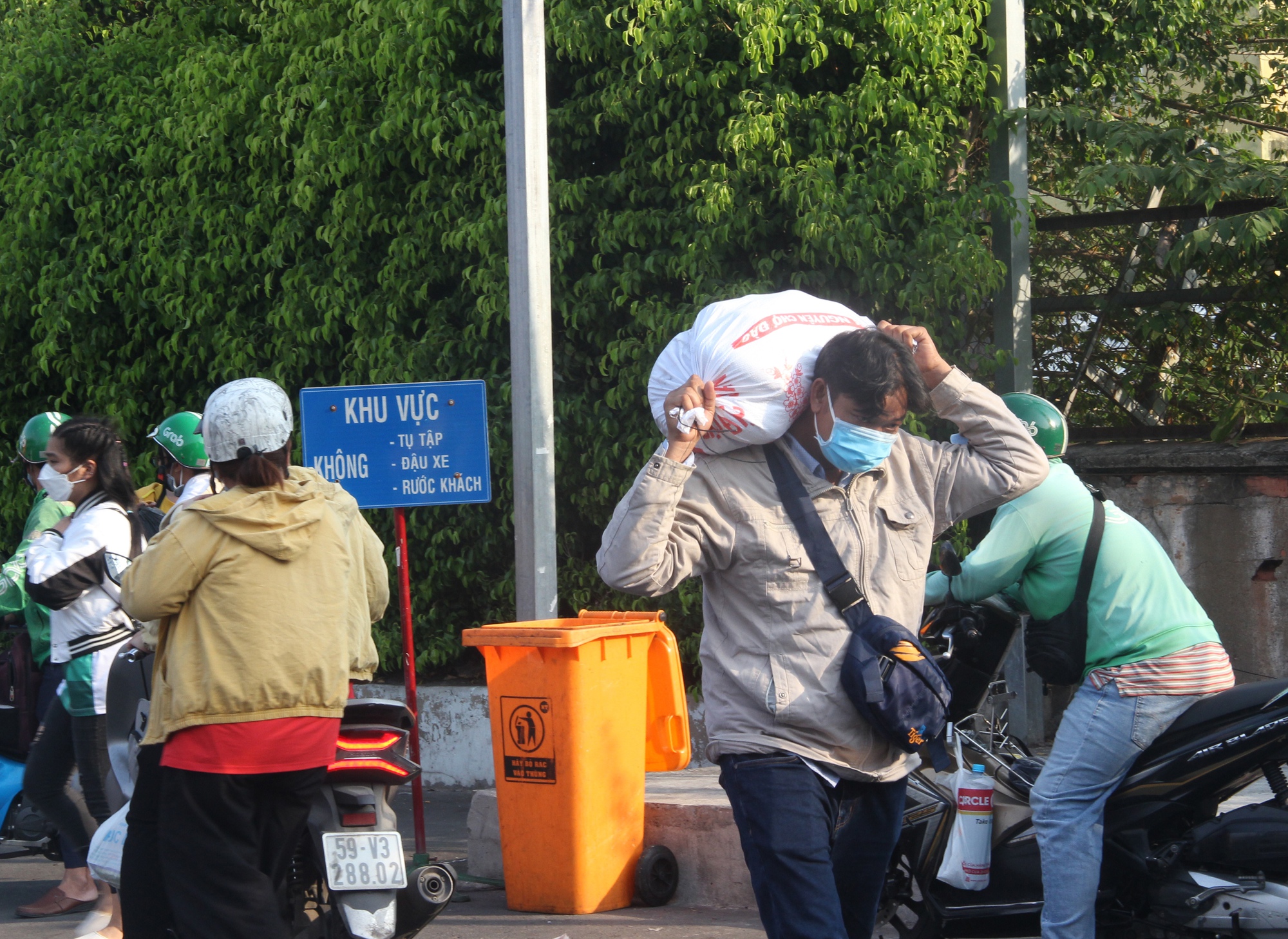 Người dân lỉnh kỉnh đồ đạc quay lại TP.HCM sau kỳ nghỉ lễ - Ảnh 14.