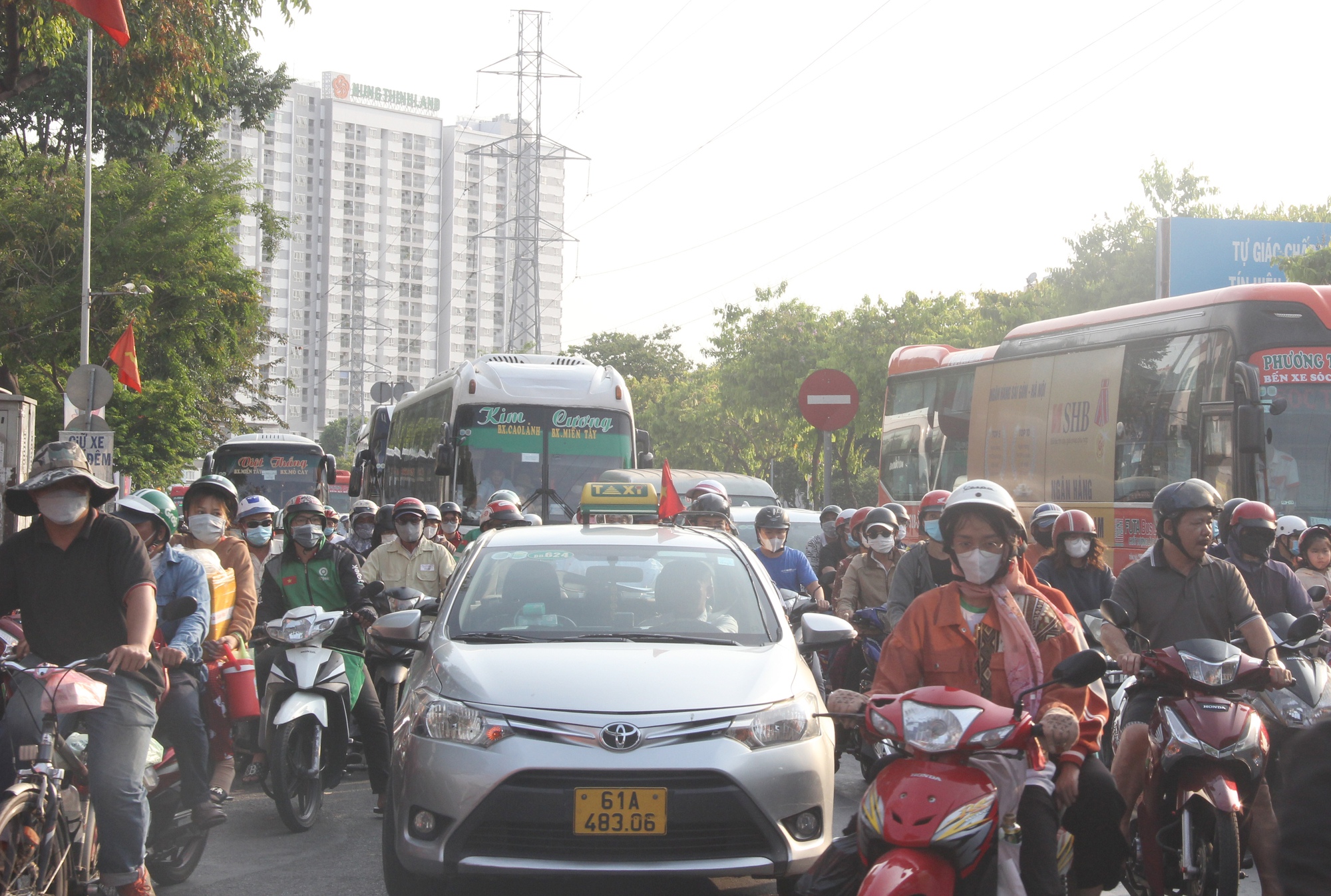 Người dân lỉnh kỉnh đồ đạc quay lại TP.HCM sau kỳ nghỉ lễ - Ảnh 17.