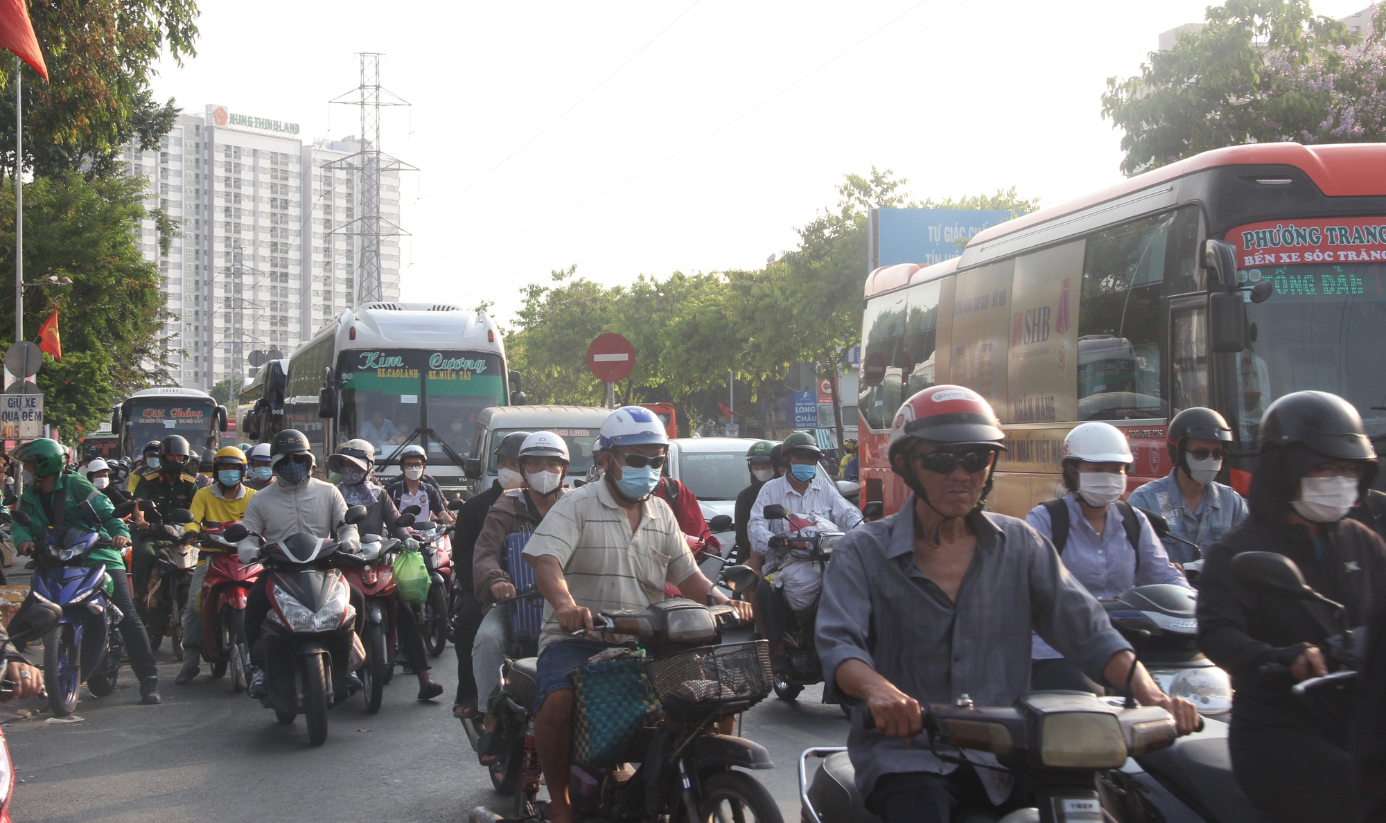 Người dân lỉnh kỉnh đồ đạc quay lại TP.HCM sau kỳ nghỉ lễ - Ảnh 18.