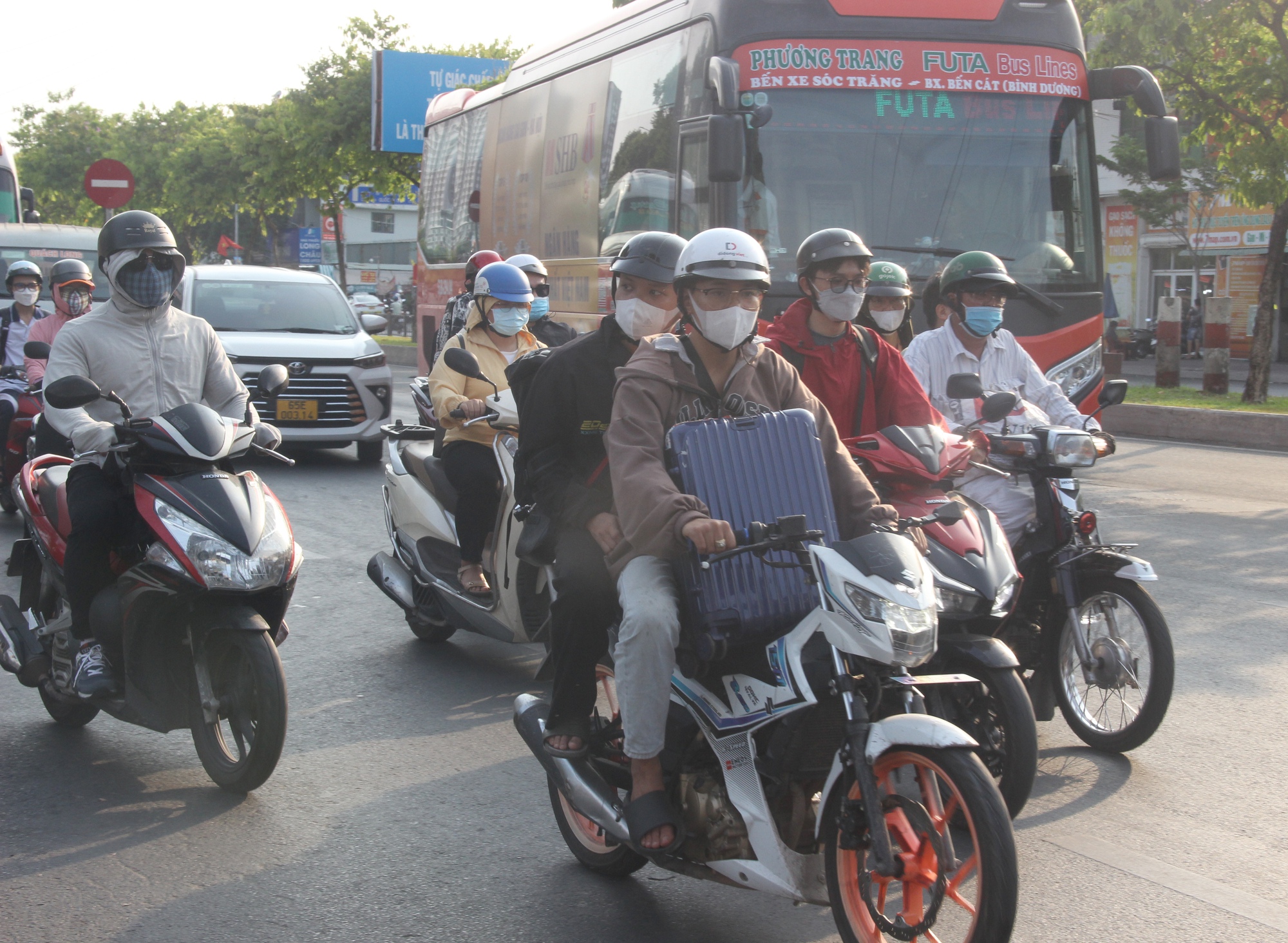 Người dân lỉnh kỉnh đồ đạc quay lại TP.HCM sau kỳ nghỉ lễ - Ảnh 4.