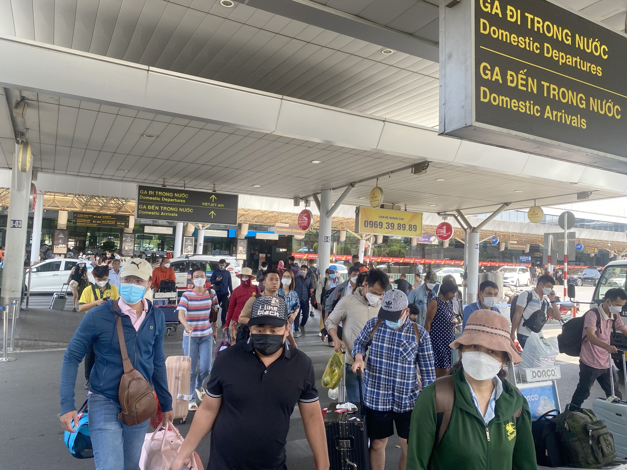 TP.HCM người dân ùn ùn quay lại sau lễ, sân bay Tân Sơn Nhất đón hơn 129.000 khách - Ảnh 1.
