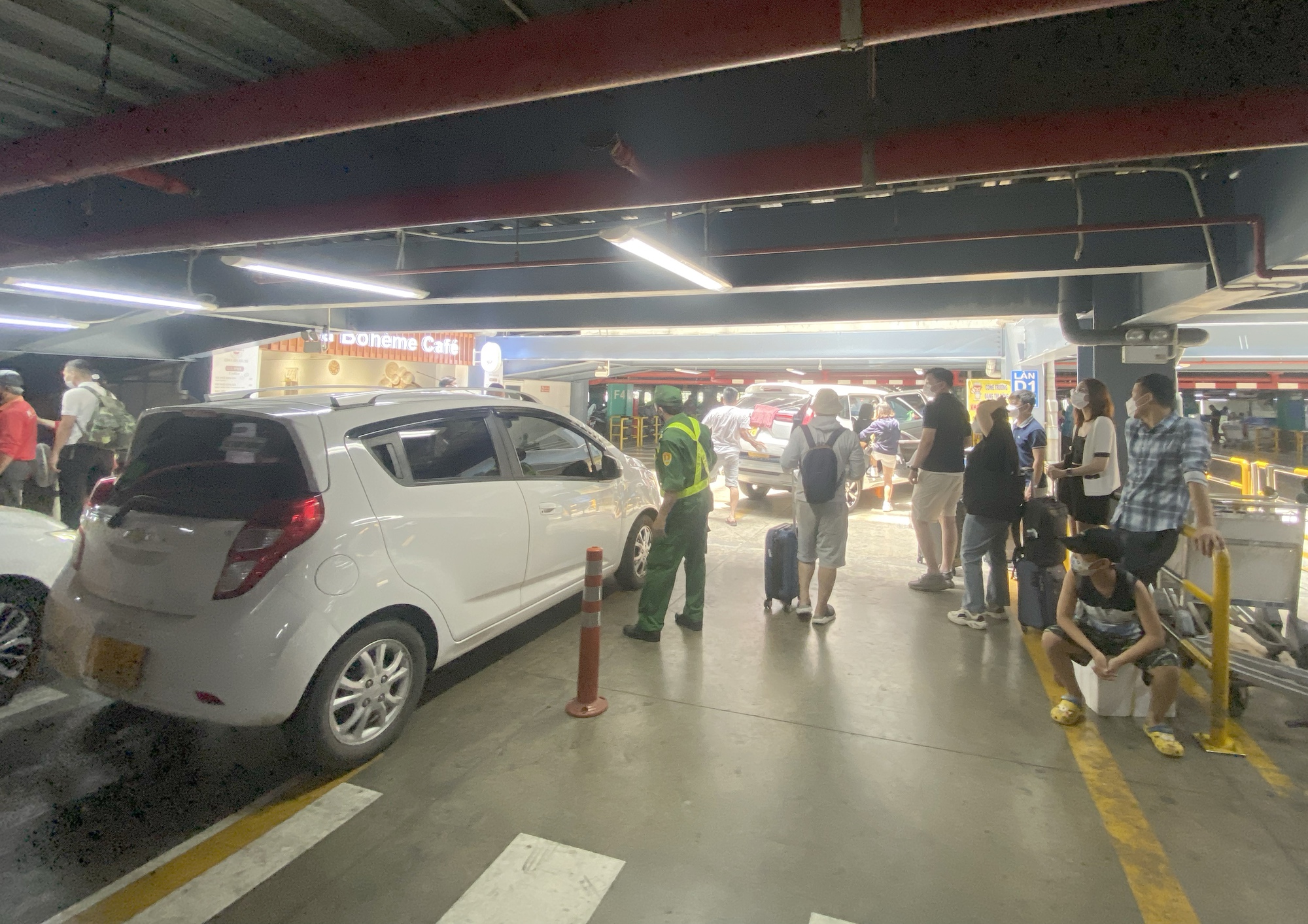 TP.HCM người dân ùn ùn quay lại sau lễ, sân bay Tân Sơn Nhất đón hơn 129.000 khách - Ảnh 12.