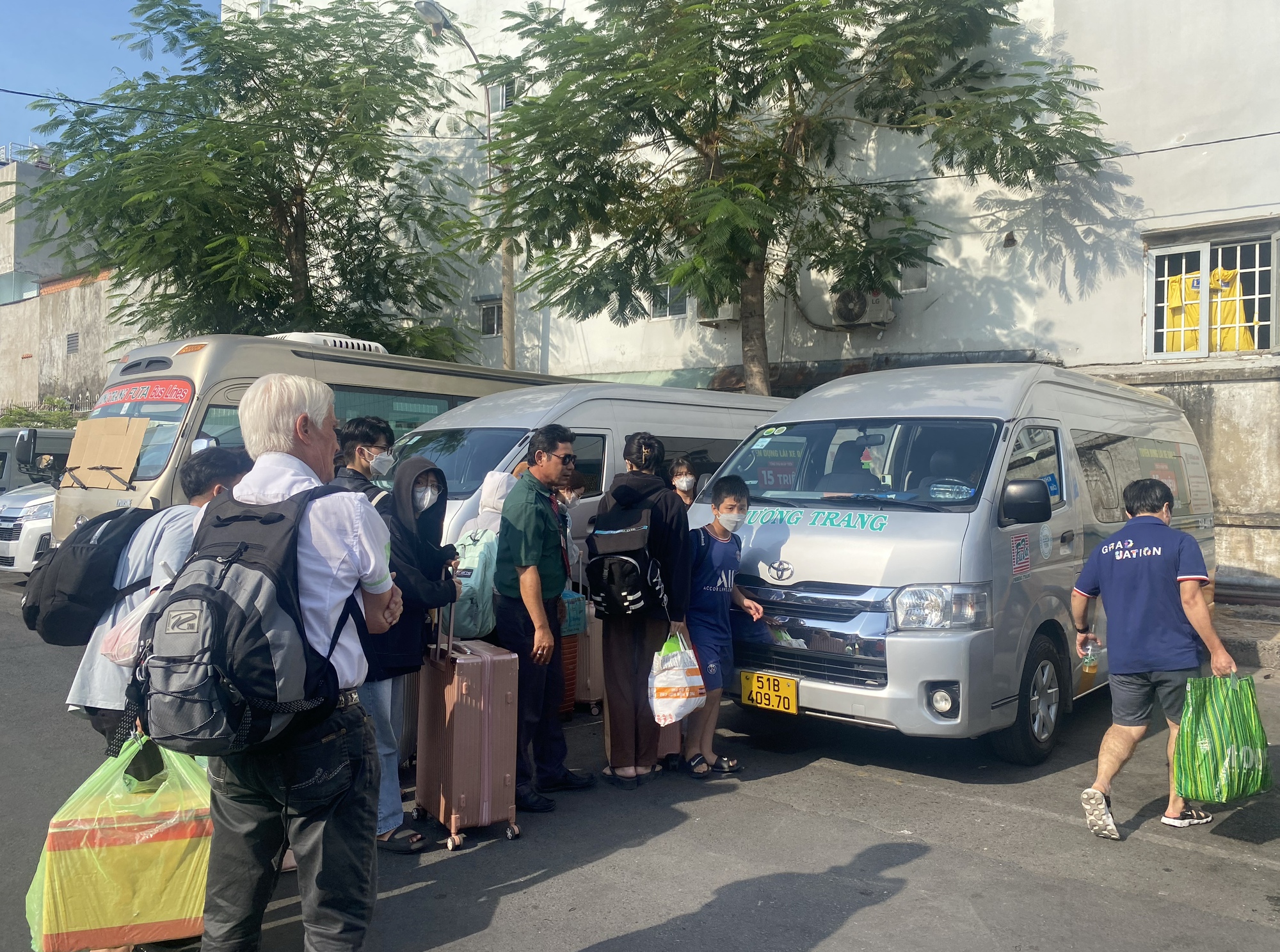 Người dân lỉnh kỉnh đồ đạc quay lại TP.HCM sau kỳ nghỉ lễ - Ảnh 16.