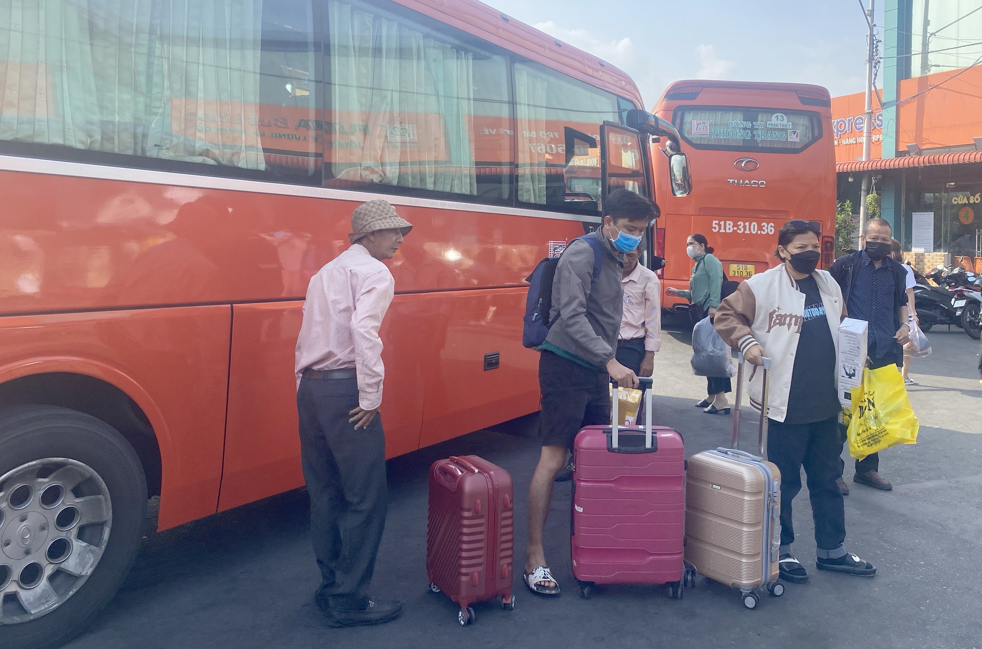 Người dân lỉnh kỉnh đồ đạc quay lại TP.HCM sau kỳ nghỉ lễ - Ảnh 9.