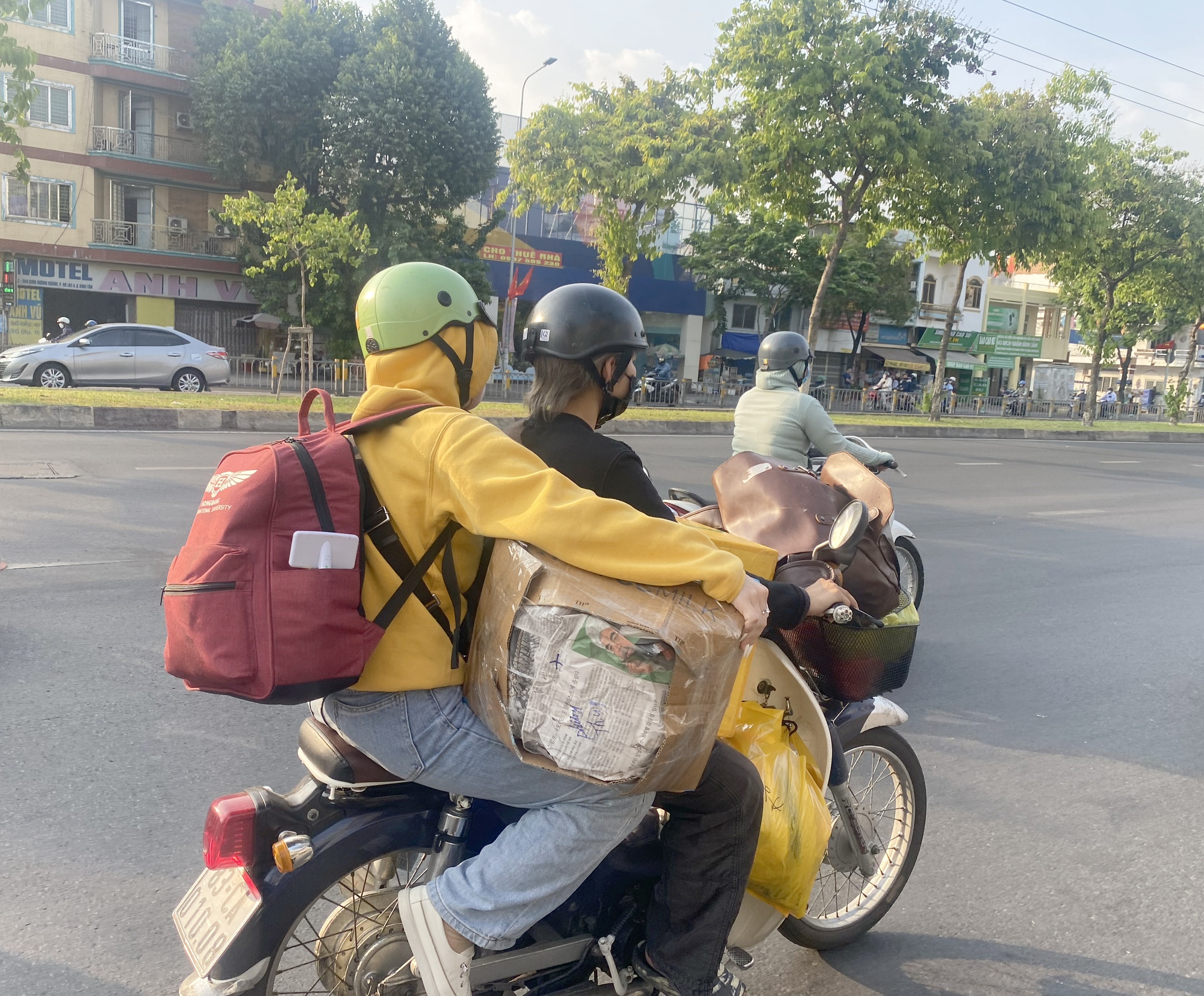 Người dân lỉnh kỉnh đồ đạc quay lại TP.HCM sau kỳ nghỉ lễ - Ảnh 6.