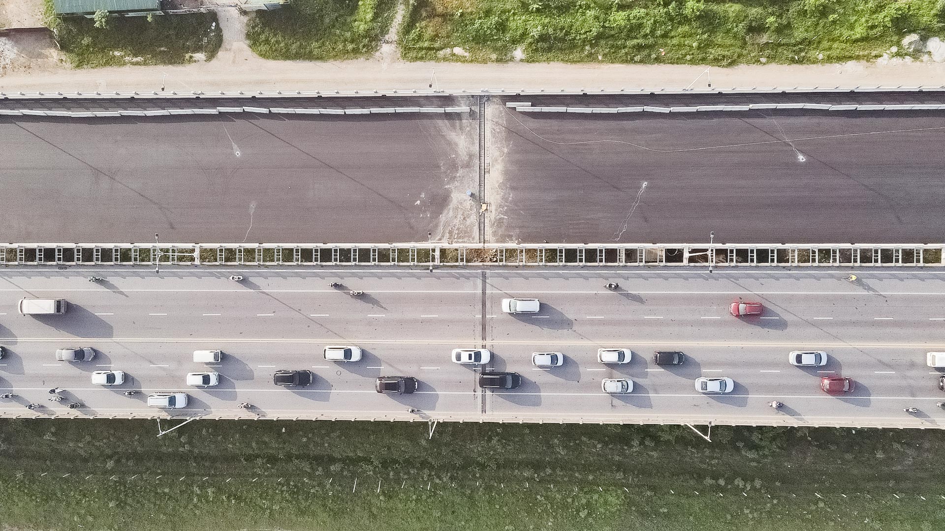 Cầu Vĩnh Tuy 2 hoàn tất khối hợp long cuối cùng, chuẩn bị thông xe vào đầu tháng 9/2023 - Ảnh 8. Cầu Vĩnh Tuy 2 hoàn tất khối hợp long cuối cùng, chuẩn bị thông xe vào đầu tháng 9/2023 - Ảnh 8.