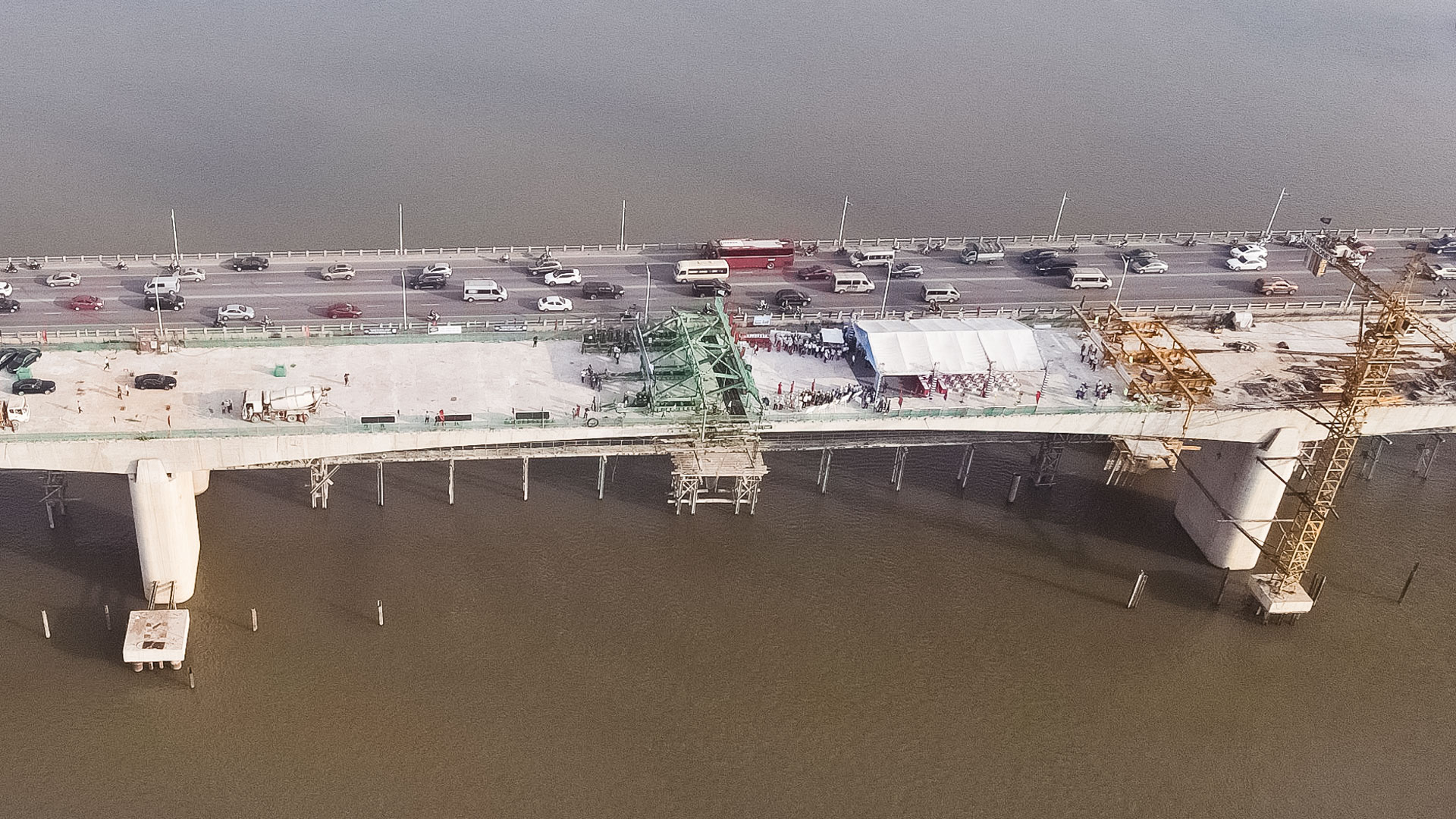 Cầu Vĩnh Tuy 2 hoàn tất khối hợp long cuối cùng, chuẩn bị thông xe vào đầu tháng 9/2023 - Ảnh 2. Cầu Vĩnh Tuy 2 hoàn tất khối hợp long cuối cùng, chuẩn bị thông xe vào đầu tháng 9/2023 - Ảnh 2.