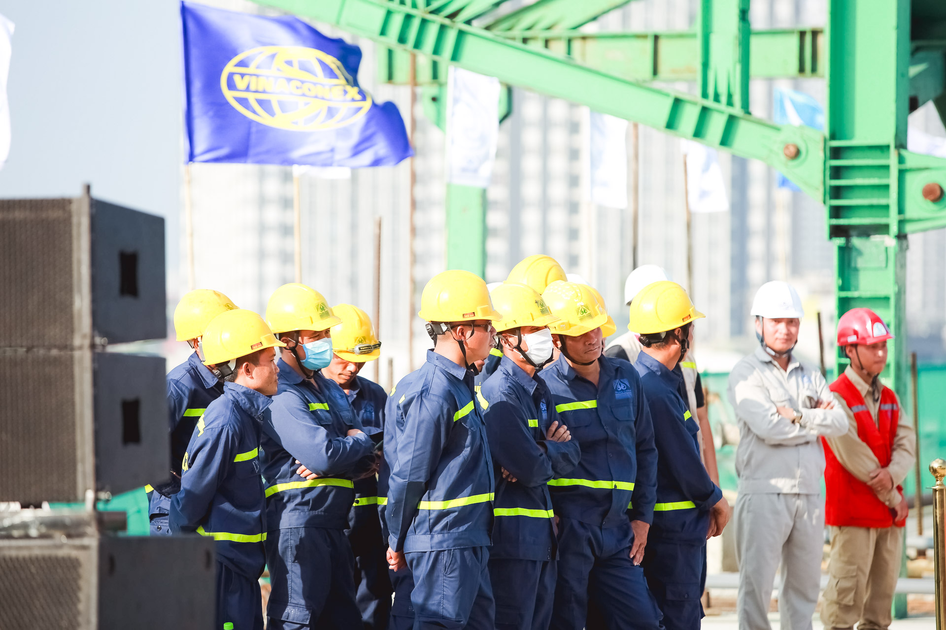 Cầu Vĩnh Tuy 2 hoàn tất khối hợp long cuối cùng, chuẩn bị thông xe vào đầu tháng 9/2023 - Ảnh 3. Cầu Vĩnh Tuy 2 hoàn tất khối hợp long cuối cùng, chuẩn bị thông xe vào đầu tháng 9/2023 - Ảnh 3.