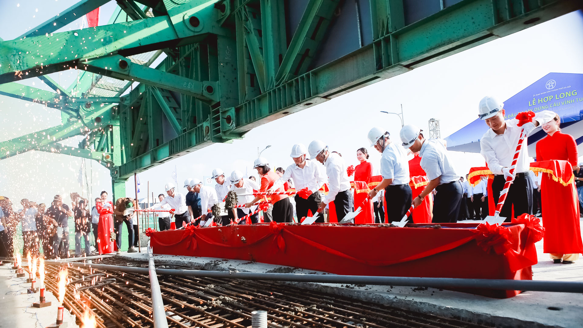 Cầu Vĩnh Tuy 2 hoàn tất khối hợp long cuối cùng, chuẩn bị thông xe vào đầu tháng 9/2023 - Ảnh 9. Cầu Vĩnh Tuy 2 hoàn tất khối hợp long cuối cùng, chuẩn bị thông xe vào đầu tháng 9/2023 - Ảnh 9.