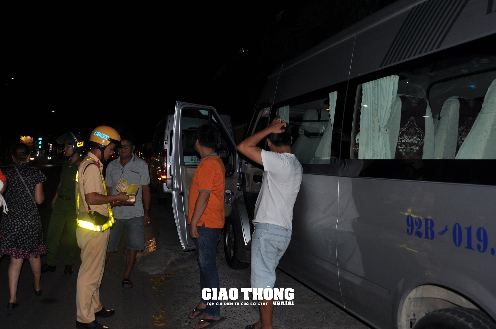 CSGT Hội An xử lý nồng độ cồn: Người vi phạm ôm xấp thiệp hồng xin tha - Ảnh 1.