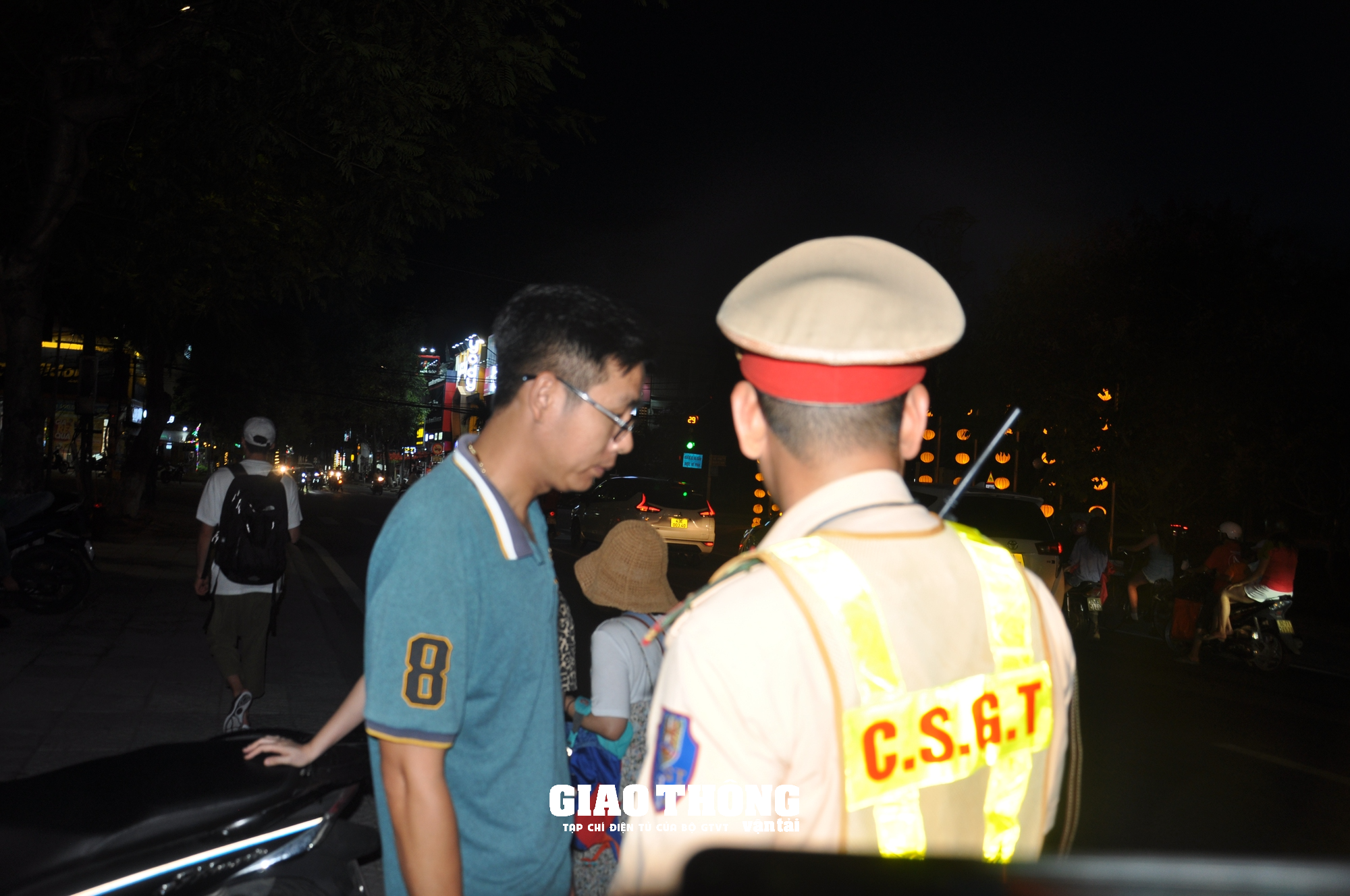 CSGT Hội An xử lý nồng độ cồn: Người vi phạm ôm xấp thiệp hồng xin tha - Ảnh 4.