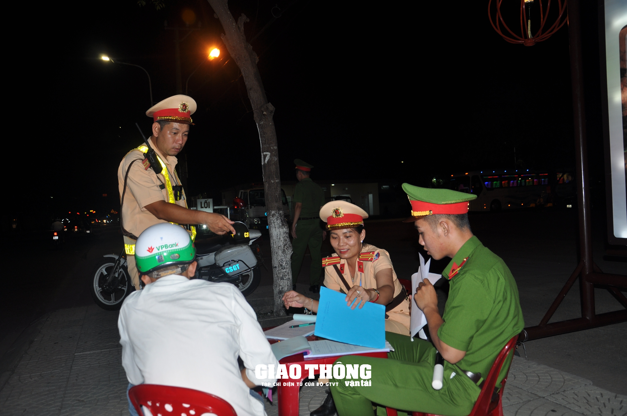 CSGT Hội An xử lý nồng độ cồn: Người vi phạm ôm xấp thiệp hồng xin tha - Ảnh 6.