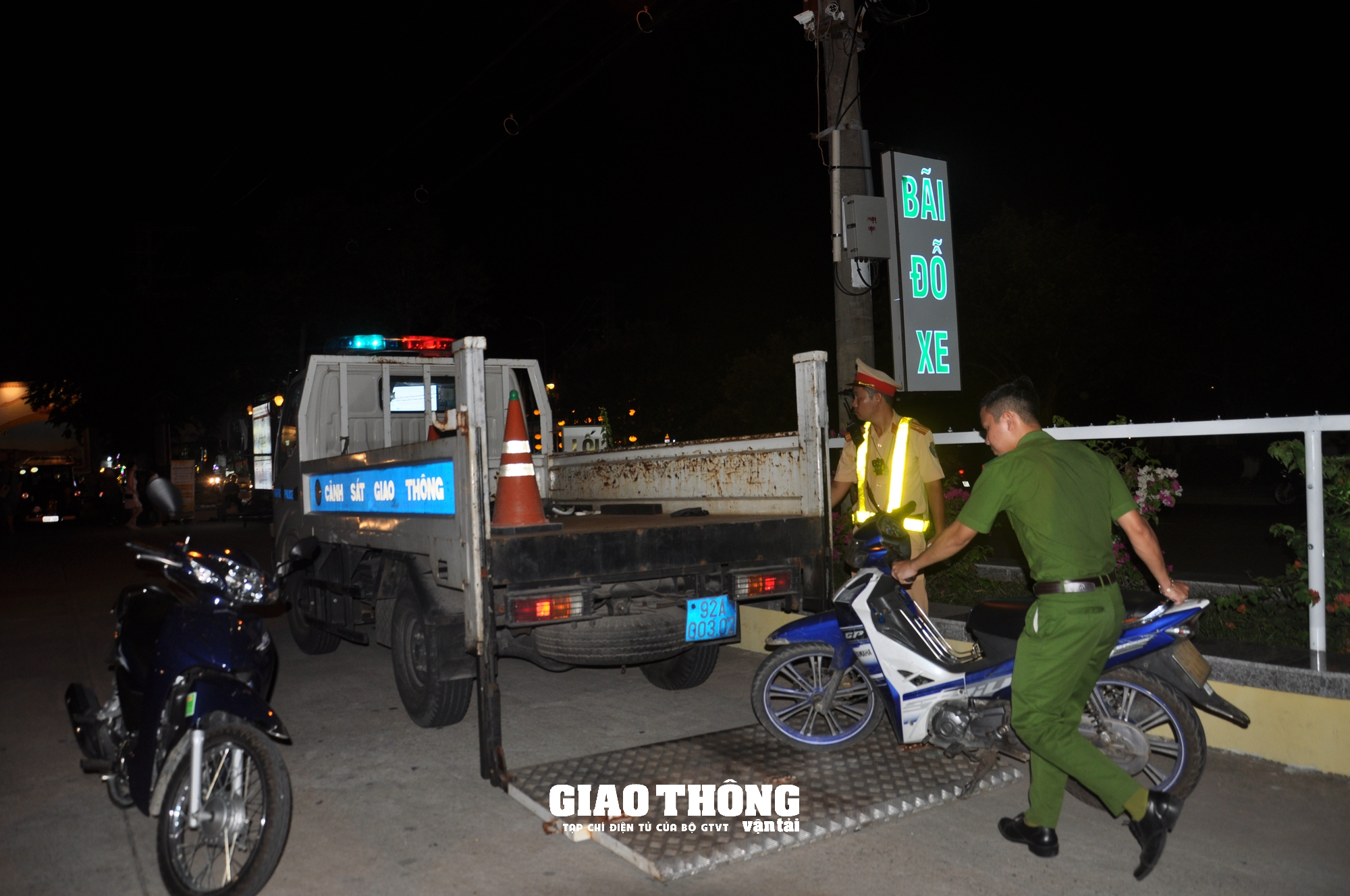 CSGT Hội An xử lý nồng độ cồn: Người vi phạm ôm xấp thiệp hồng xin tha - Ảnh 9.