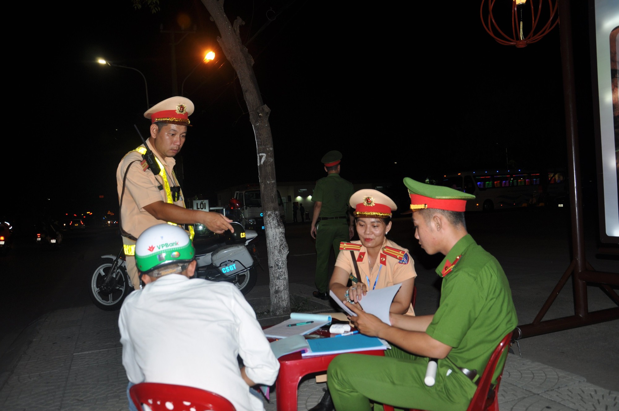 CSGT Hội An xử lý nồng độ cồn: Người vi phạm ôm xấp thiệp hồng xin bỏ qua - Ảnh 2.