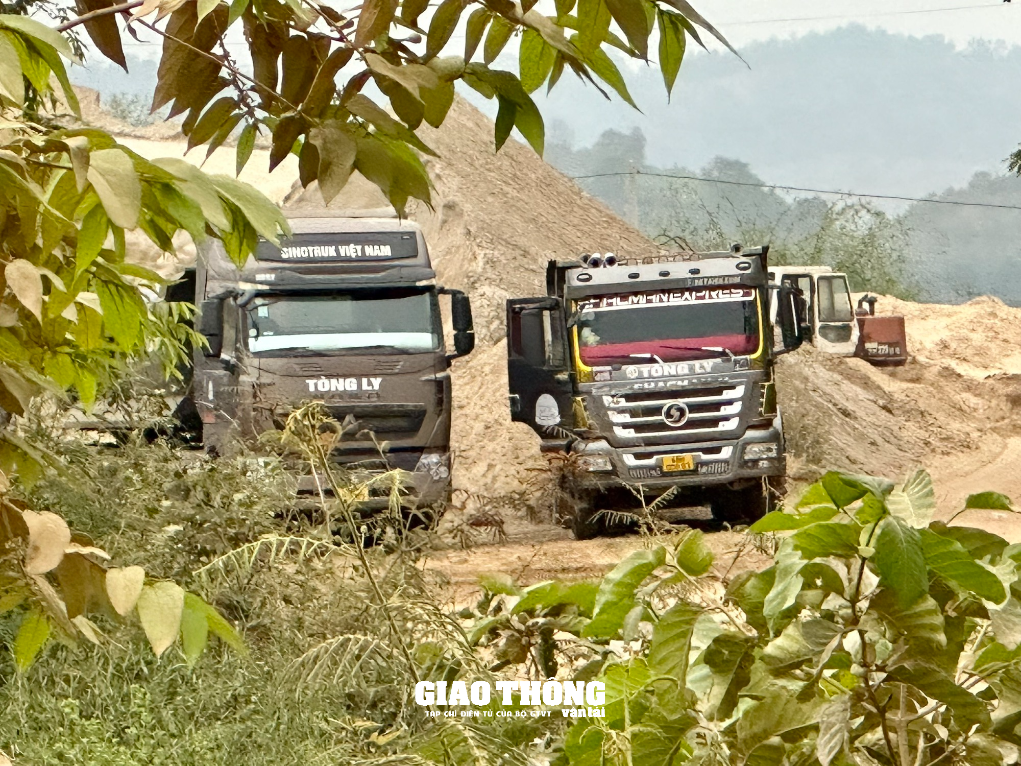 Cận cảnh xe ben chở cát "lách" trạm cân, có dấu hiệu quá tải rầm rập trên QL27 ở Đắk Lắk - Ảnh 1.